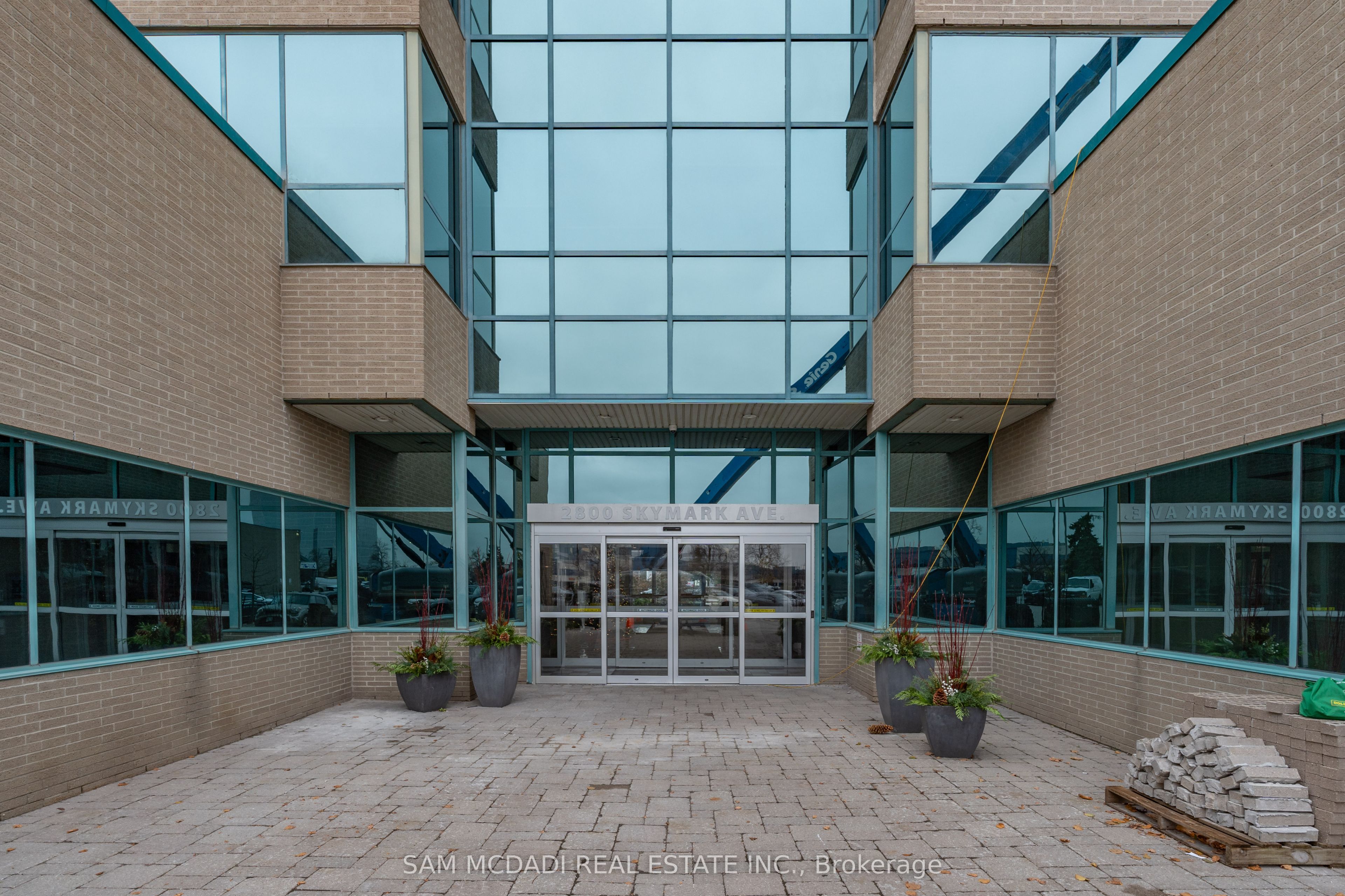 #316 - 2800 Skymark Avenue Property Photo 1
