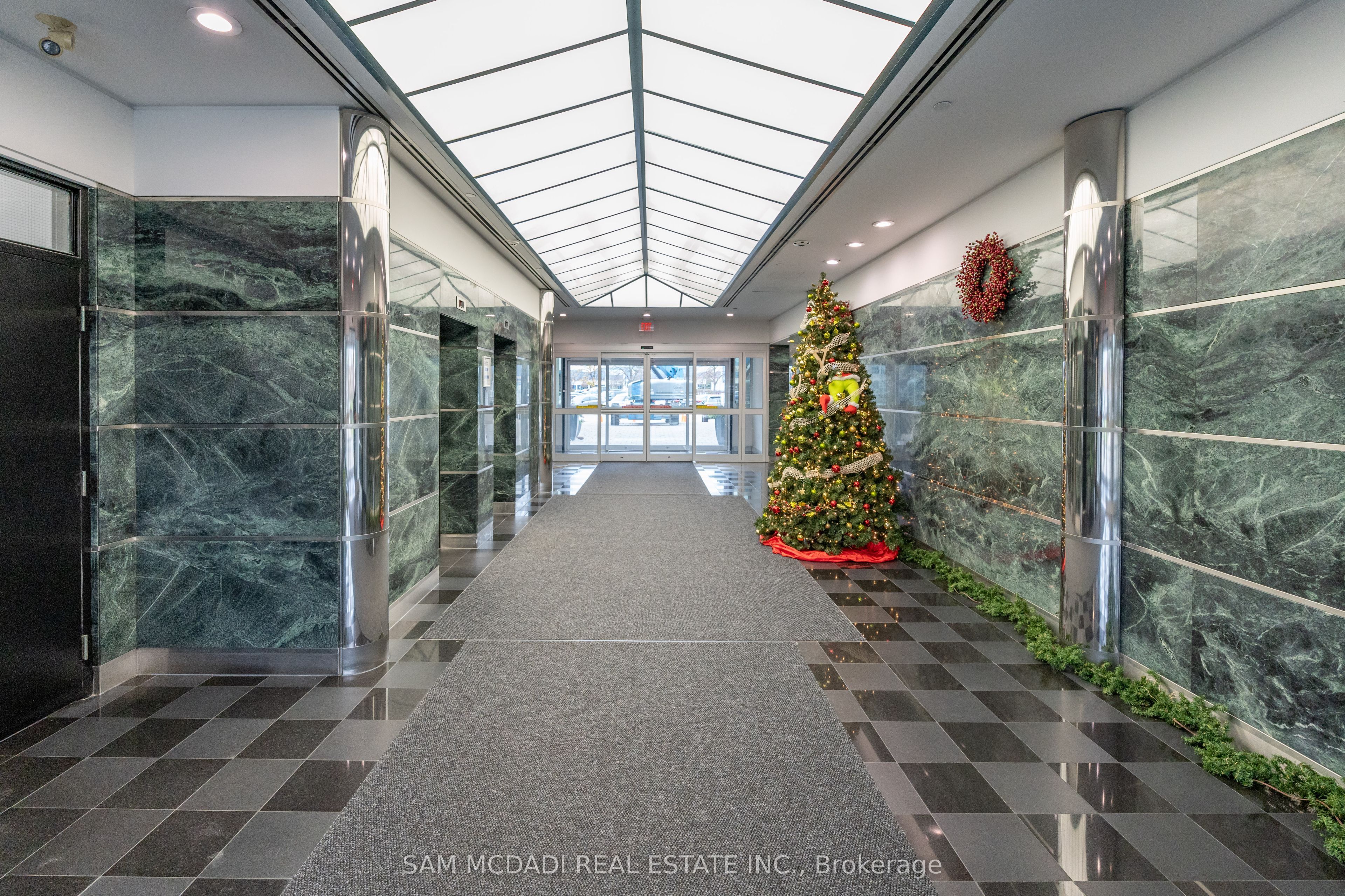 #316 - 2800 Skymark Avenue Property Photo 3