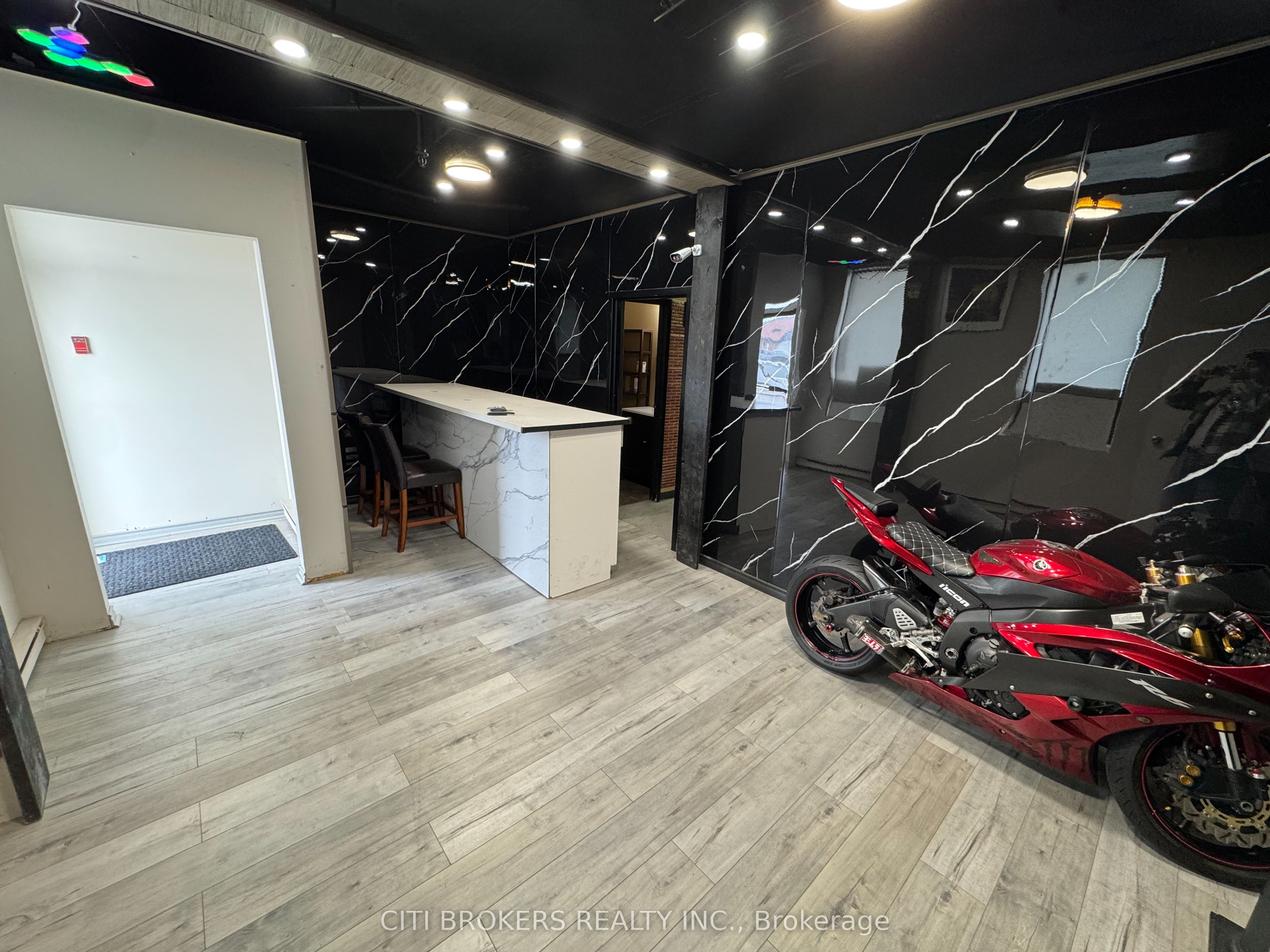 #6l1 - 50 Steeles Avenue Property Photo 4