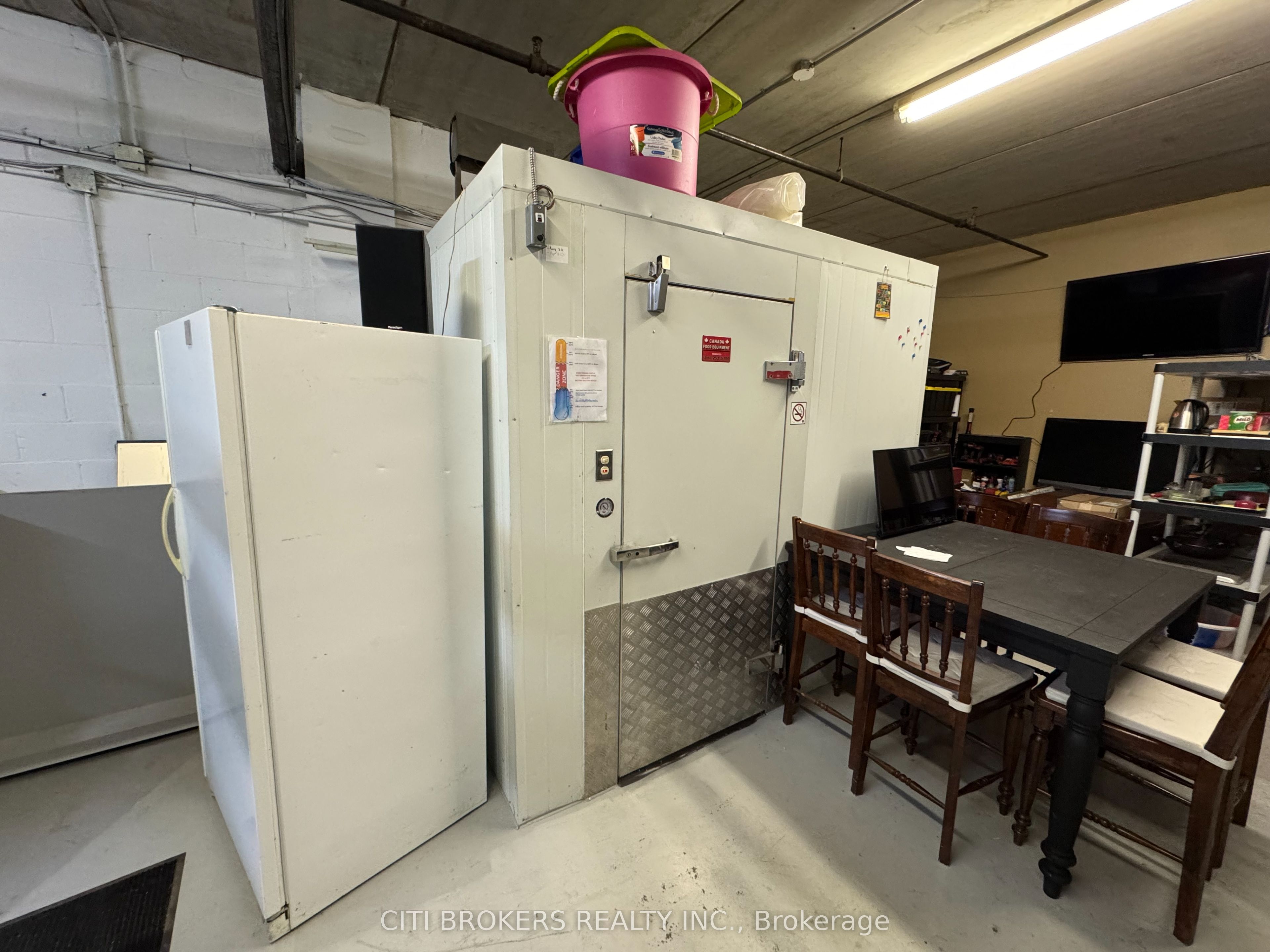 #6l1 - 50 Steeles Avenue Property Photo 8