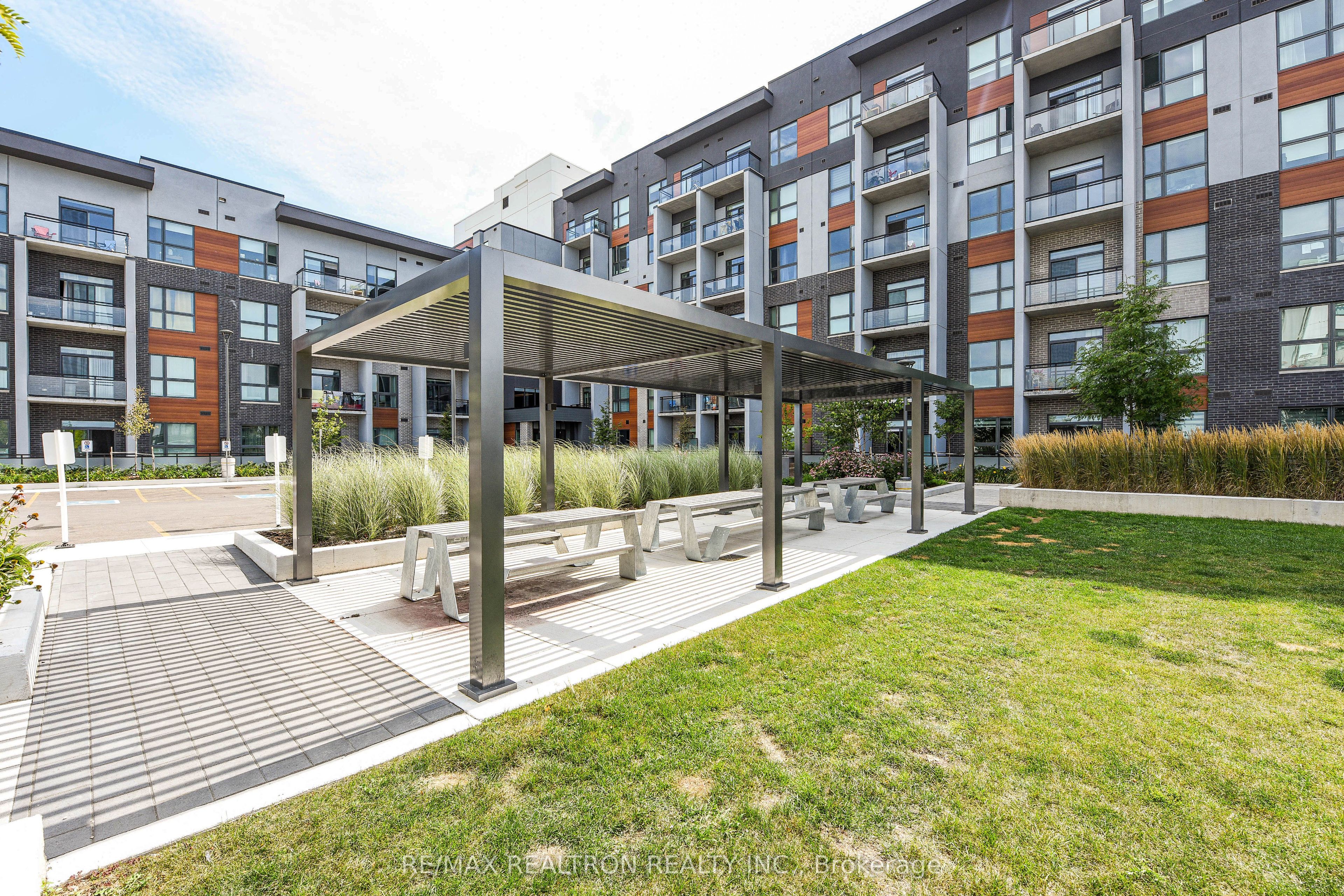 95 Dundas Street W 111 Property Photo 4