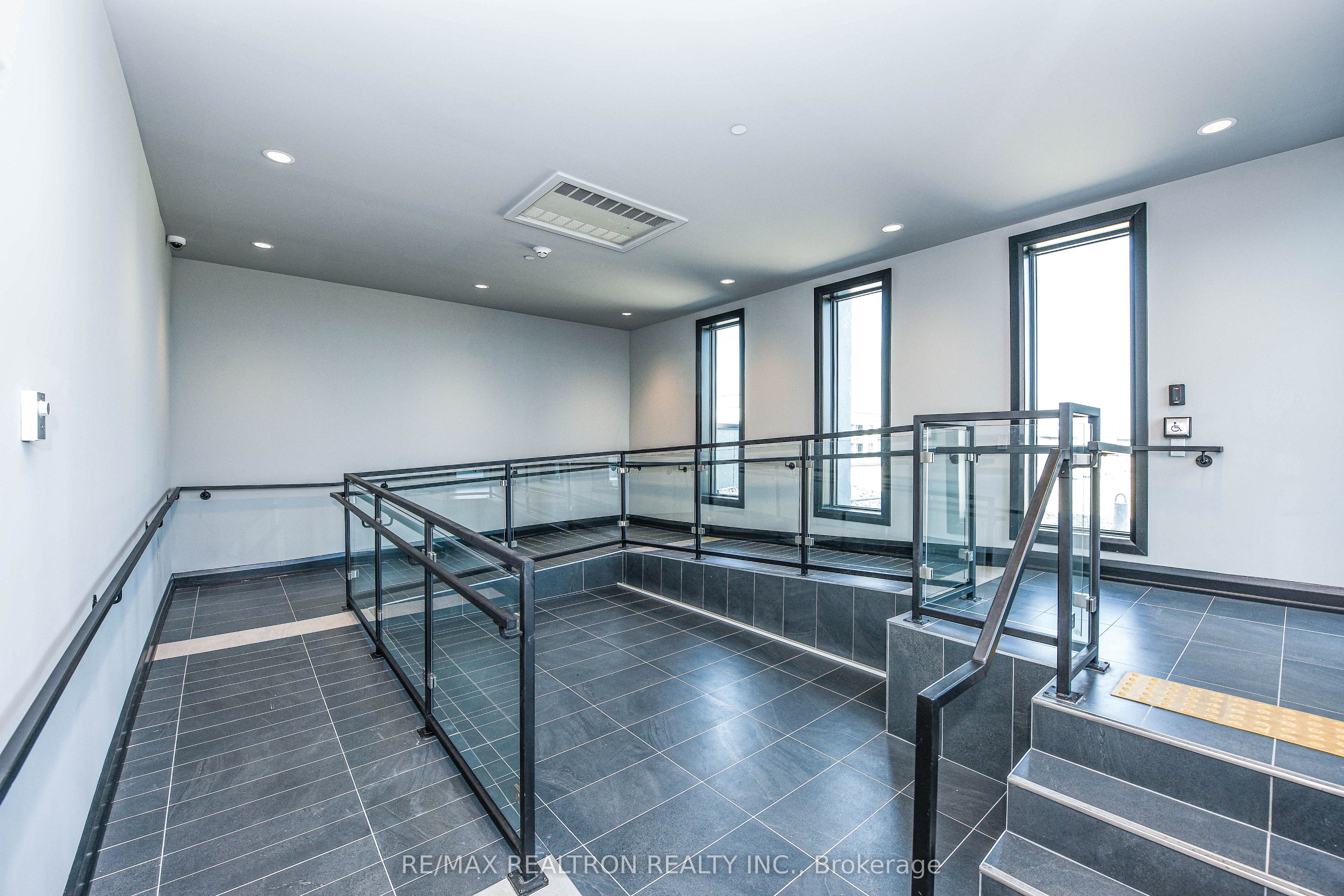 95 Dundas Street W 111 Property Photo 18
