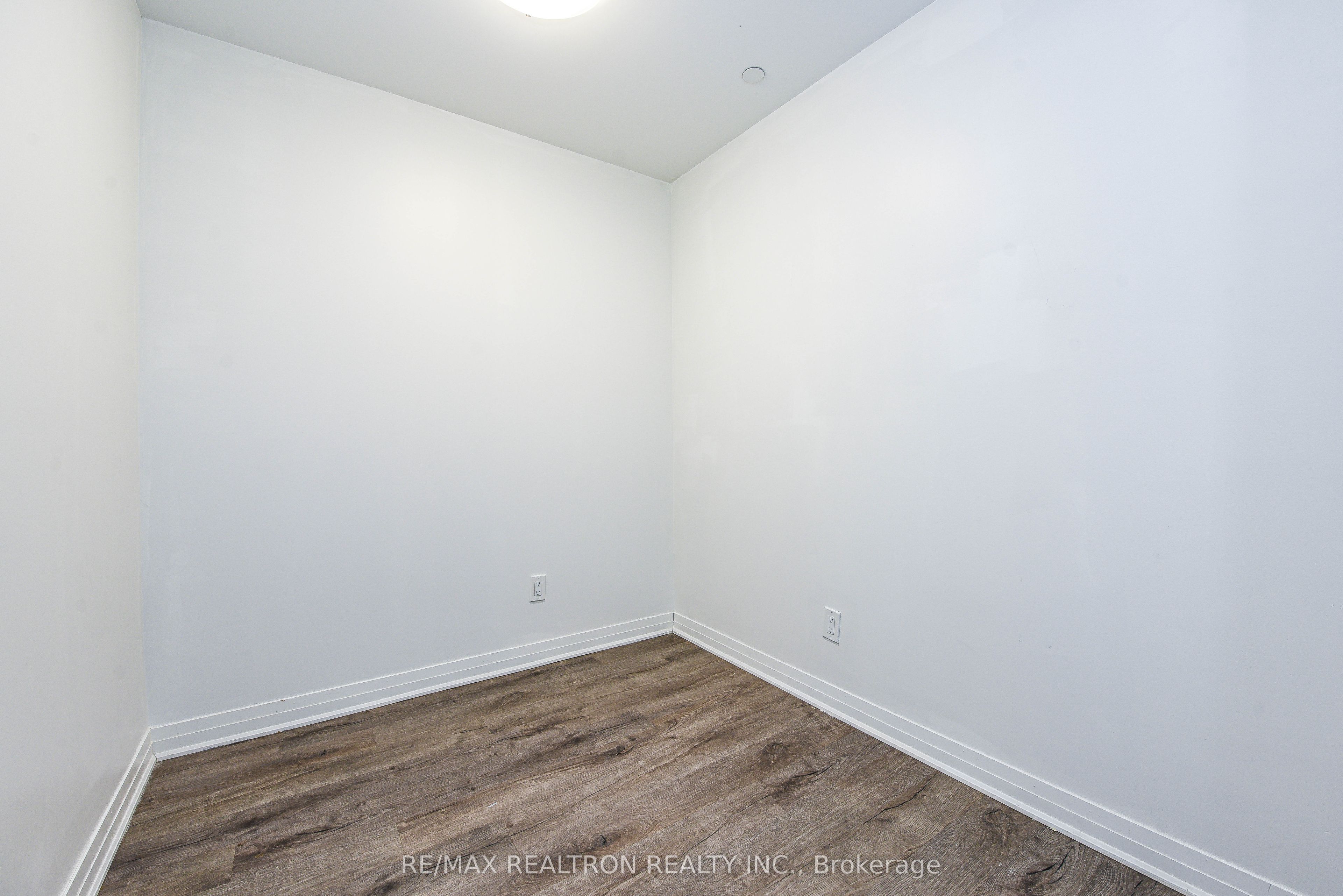 95 Dundas Street W 111 Property Photo 25