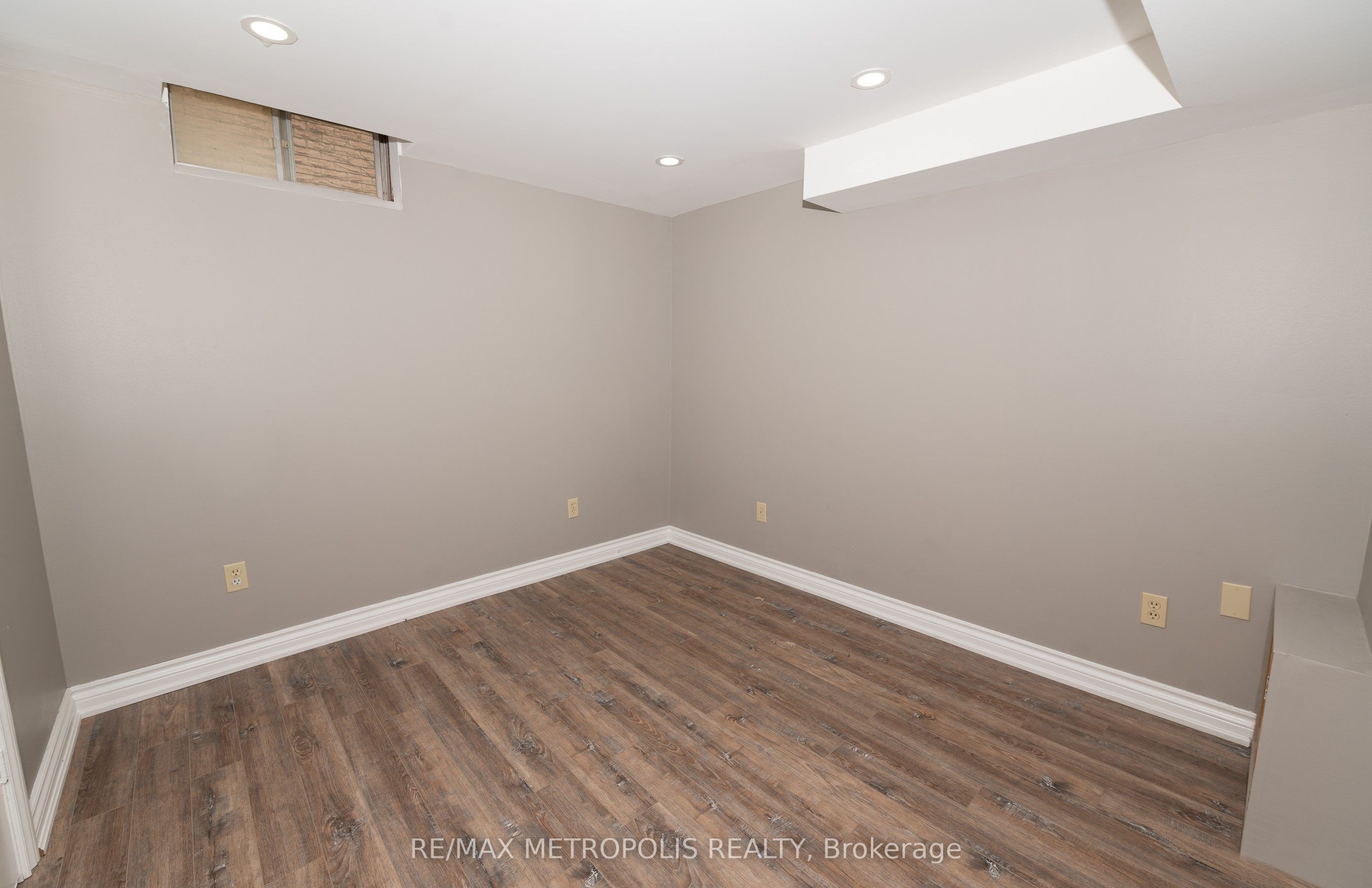 2180 Sixth Line Bsmt Property Photo 2