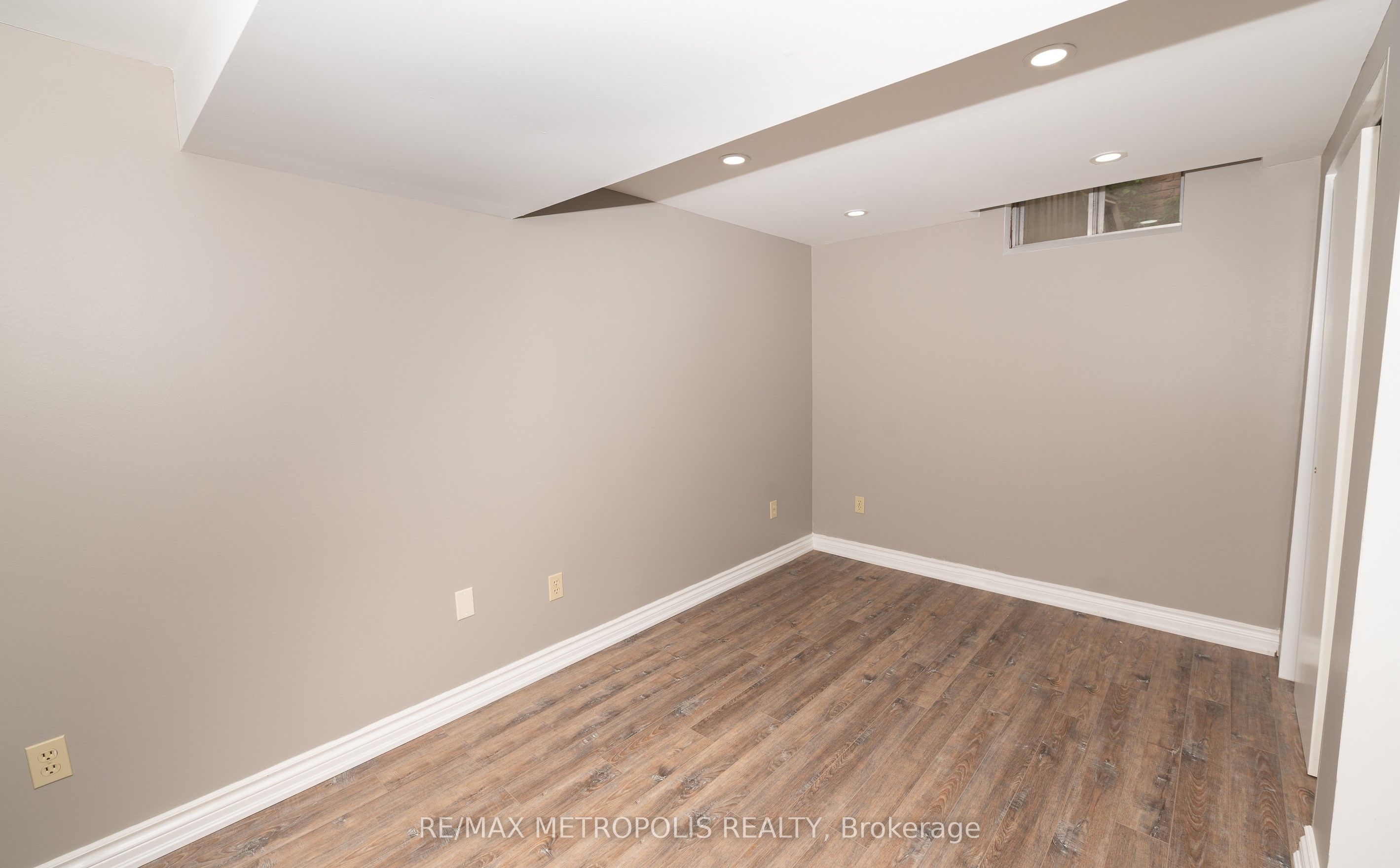 2180 Sixth Line Bsmt Property Photo 3