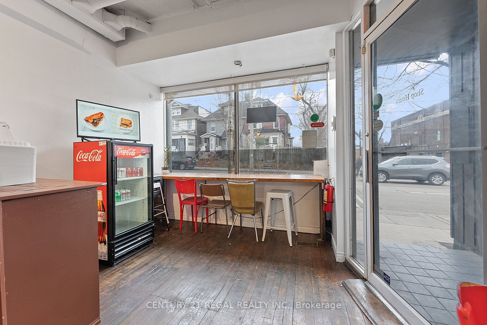 1664 Queen Street Property Photo 5
