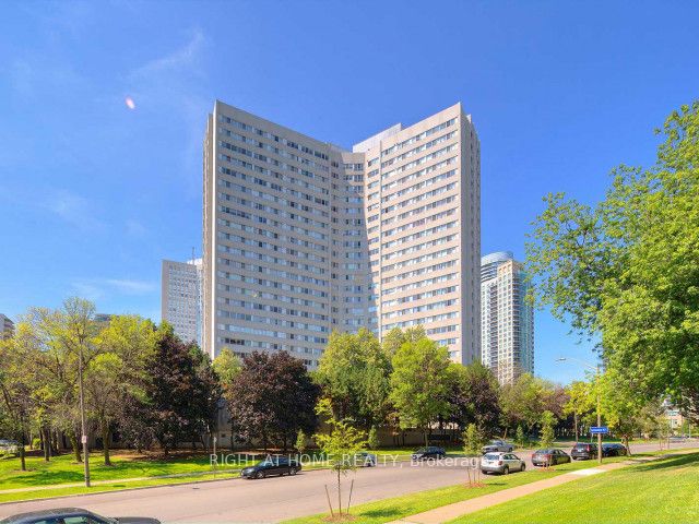 #809 - 3700 Kaneff Crescent Property Photo
