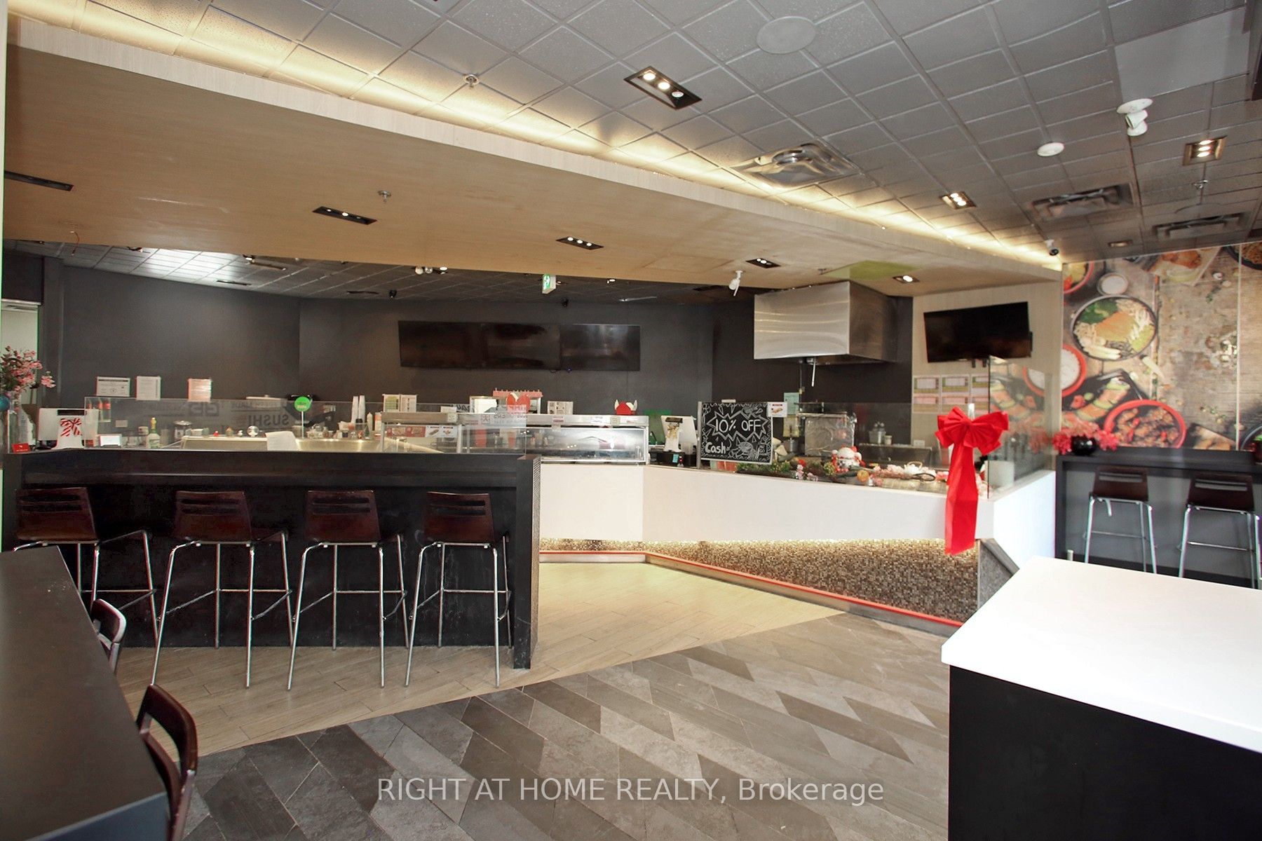#10 - 105 The Pond Road Property Photo 6