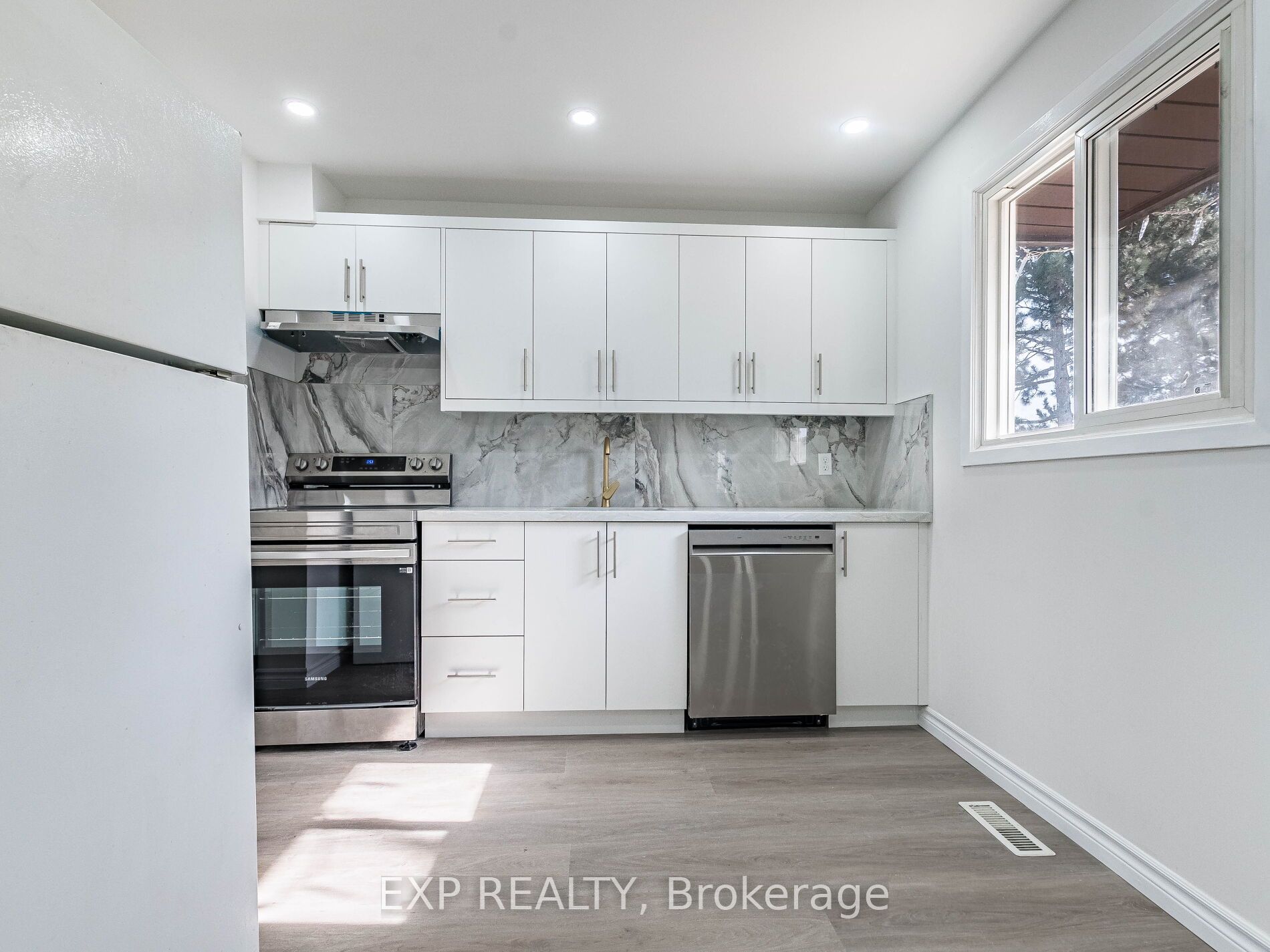 45 Hansen Road N 122 Property Photo 14