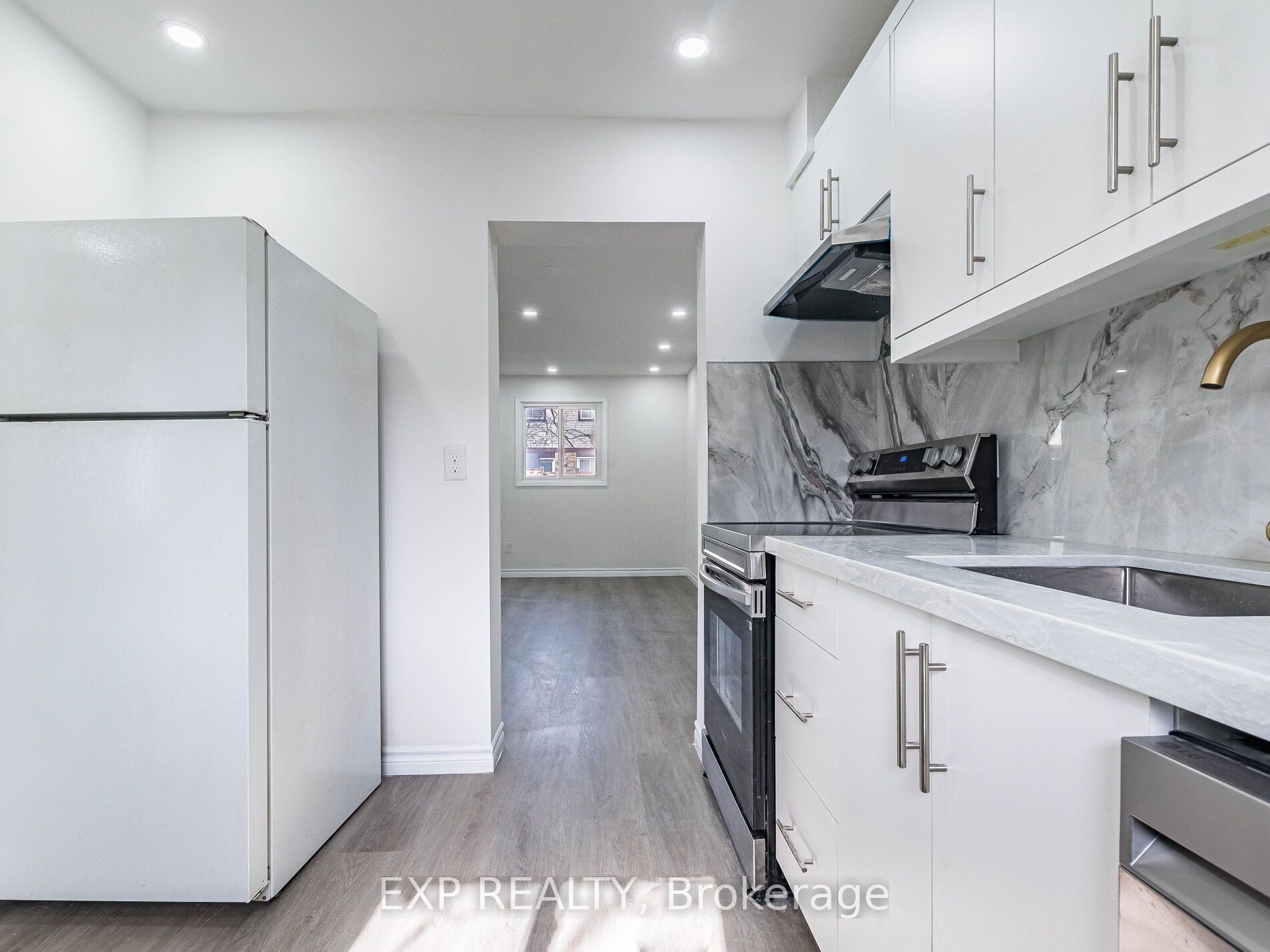 45 Hansen Road N 122 Property Photo 17