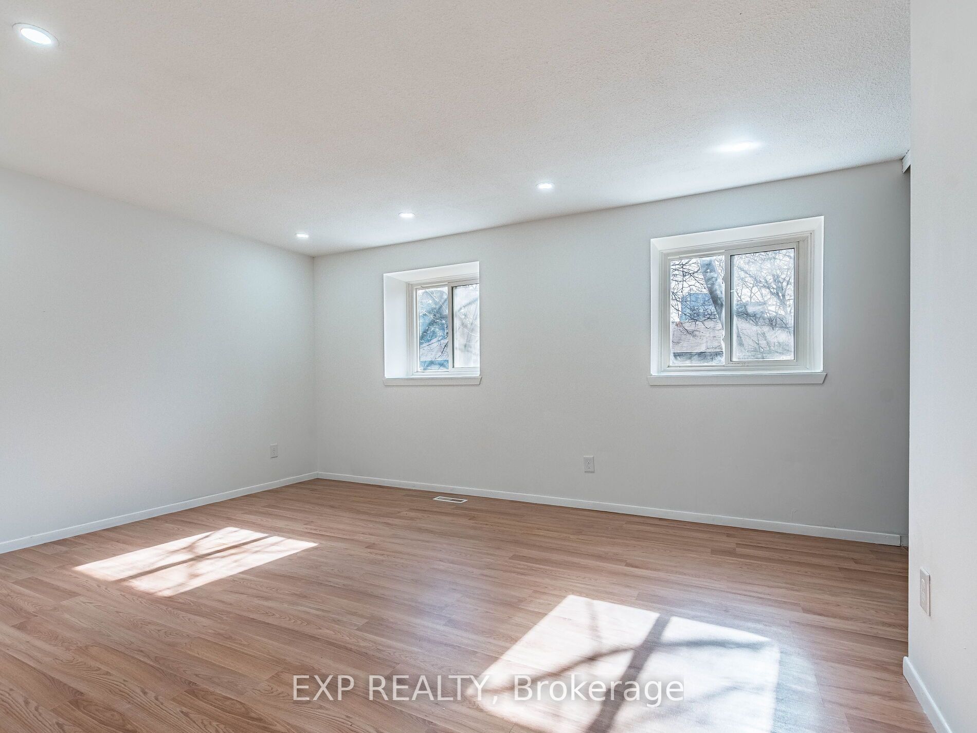 45 Hansen Road N 122 Property Photo 19