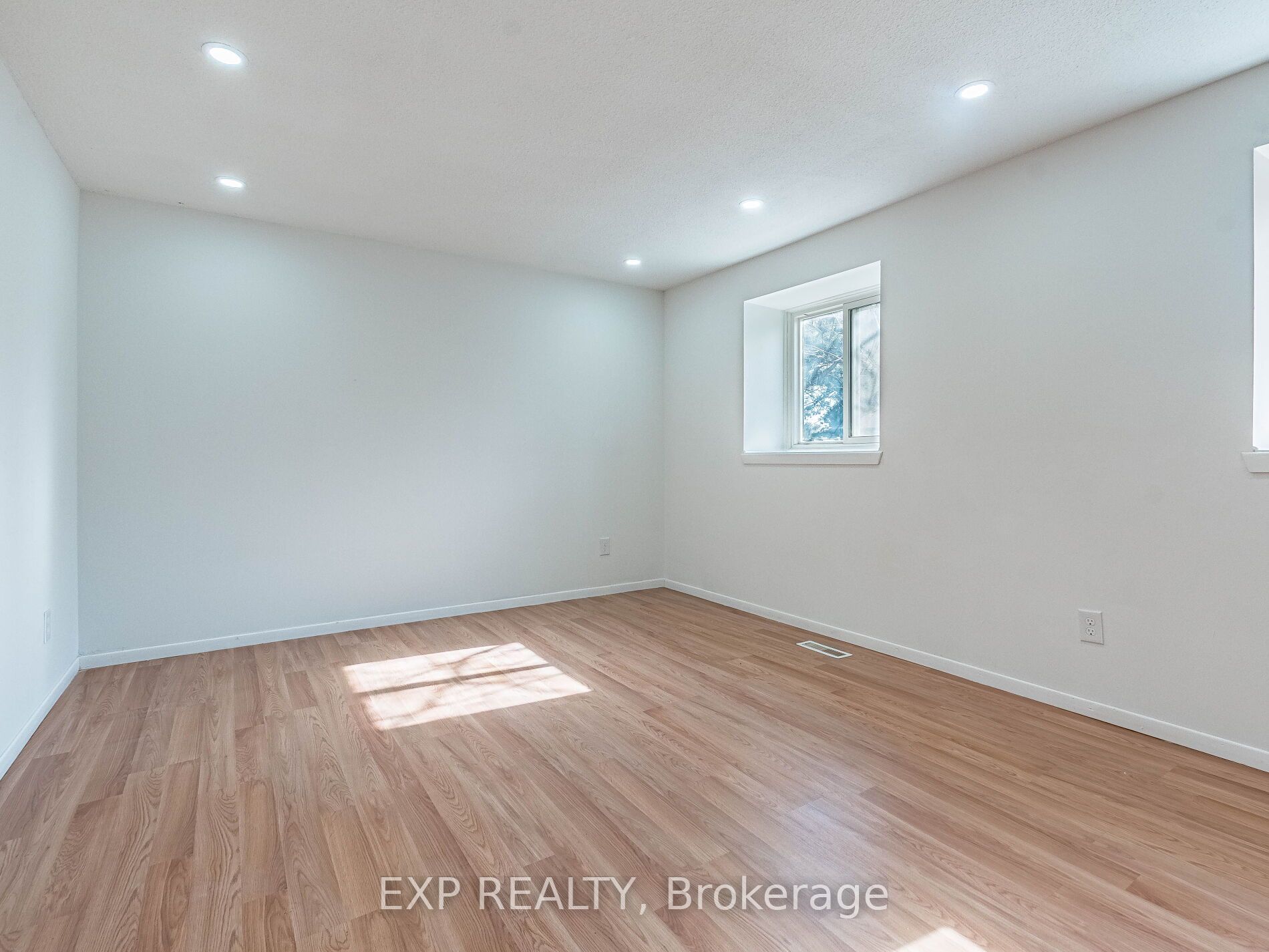 45 Hansen Road N 122 Property Photo 21