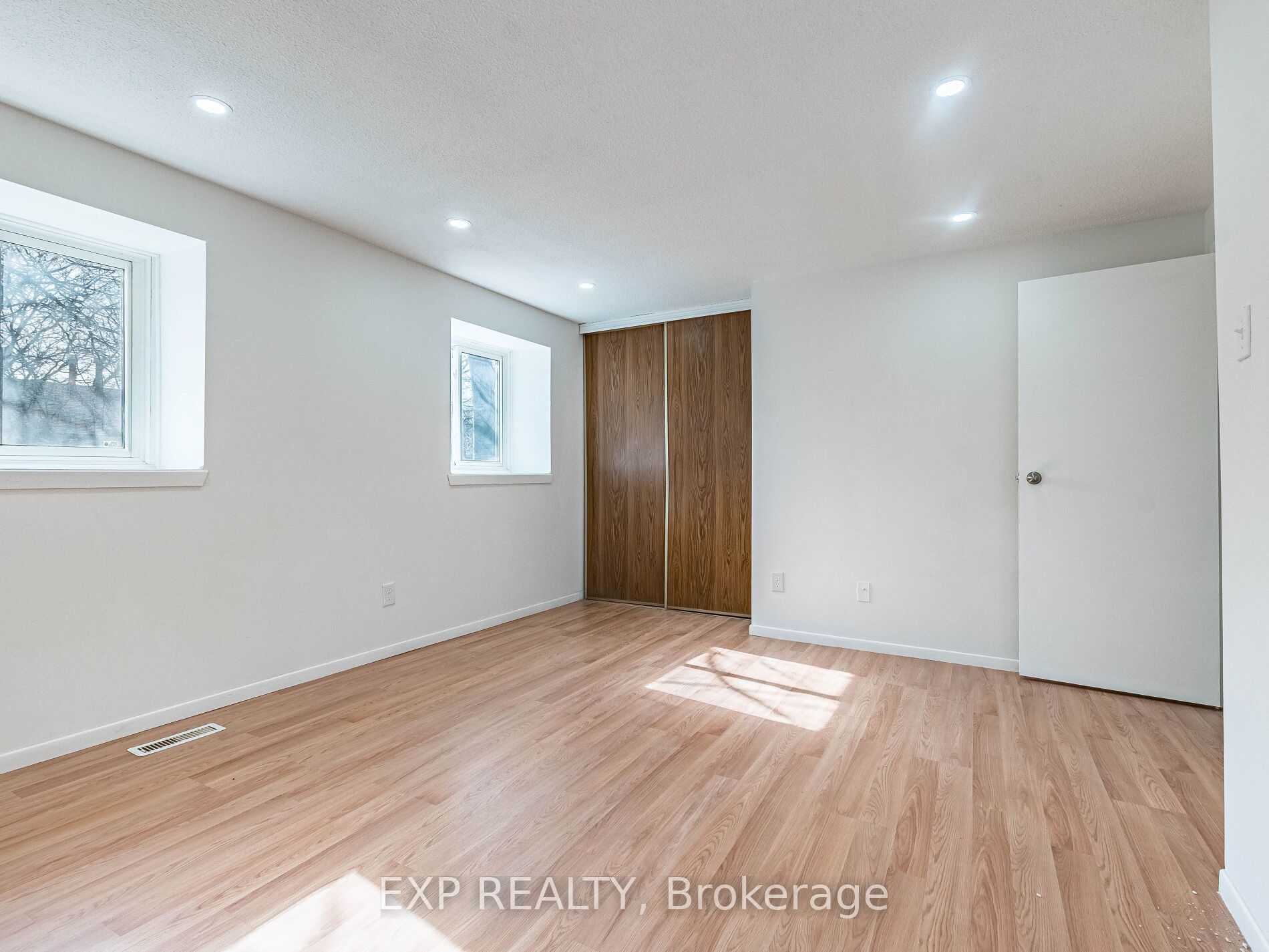 45 Hansen Road N 122 Property Photo 23