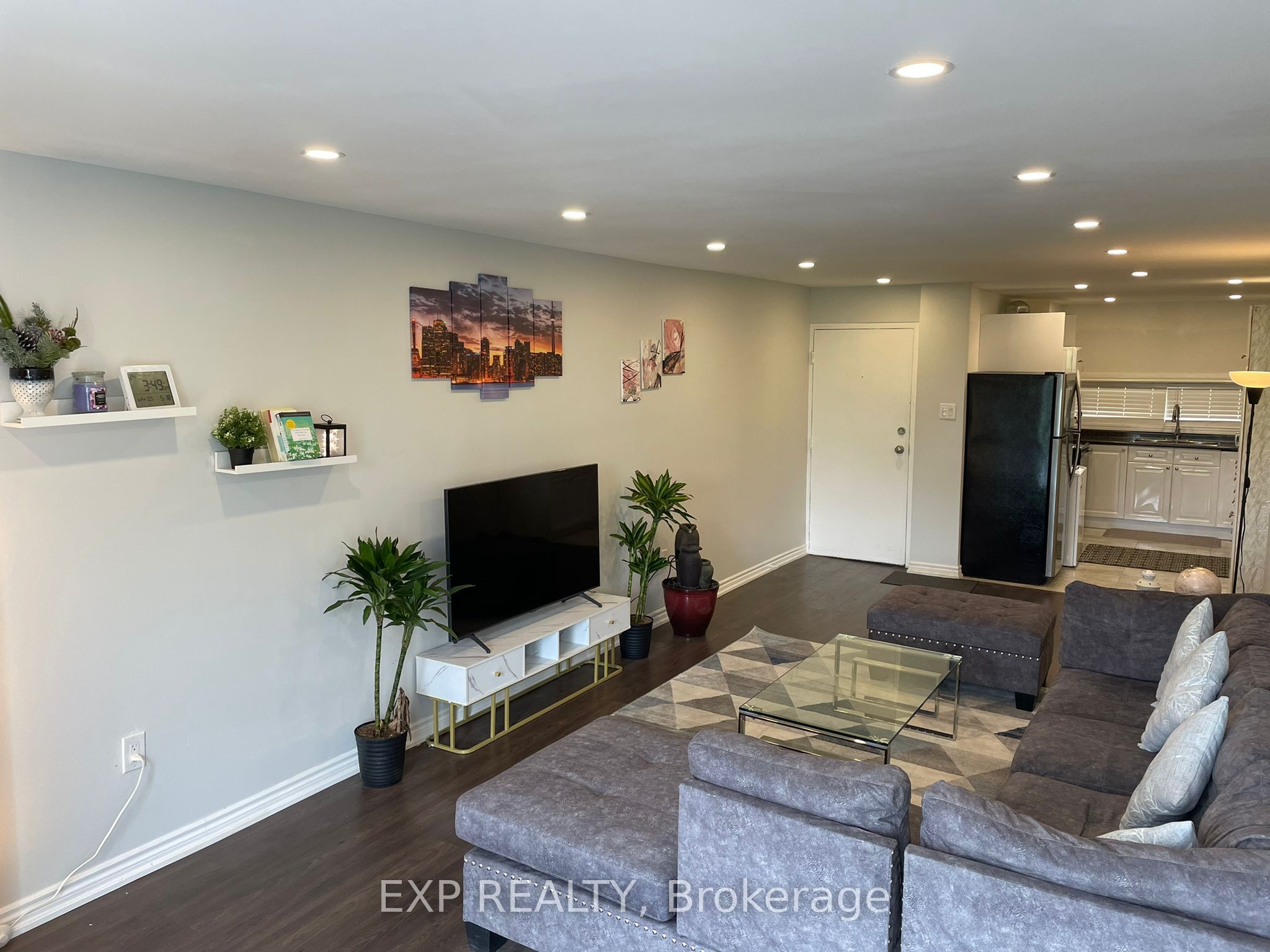 #318 - 4673 Jane Street Property Photo 2