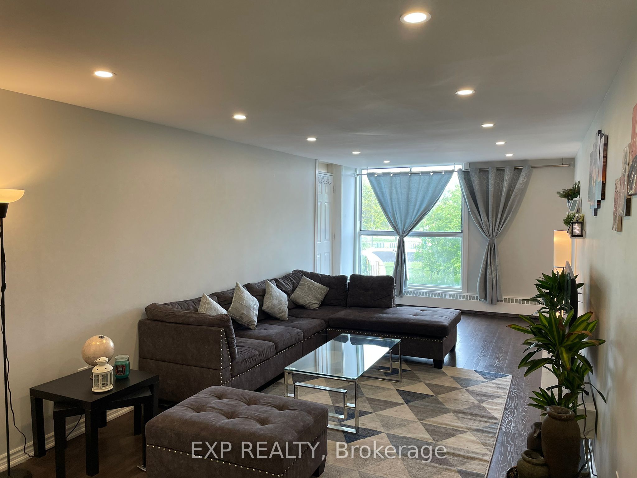 #318 - 4673 Jane Street Property Photo 3