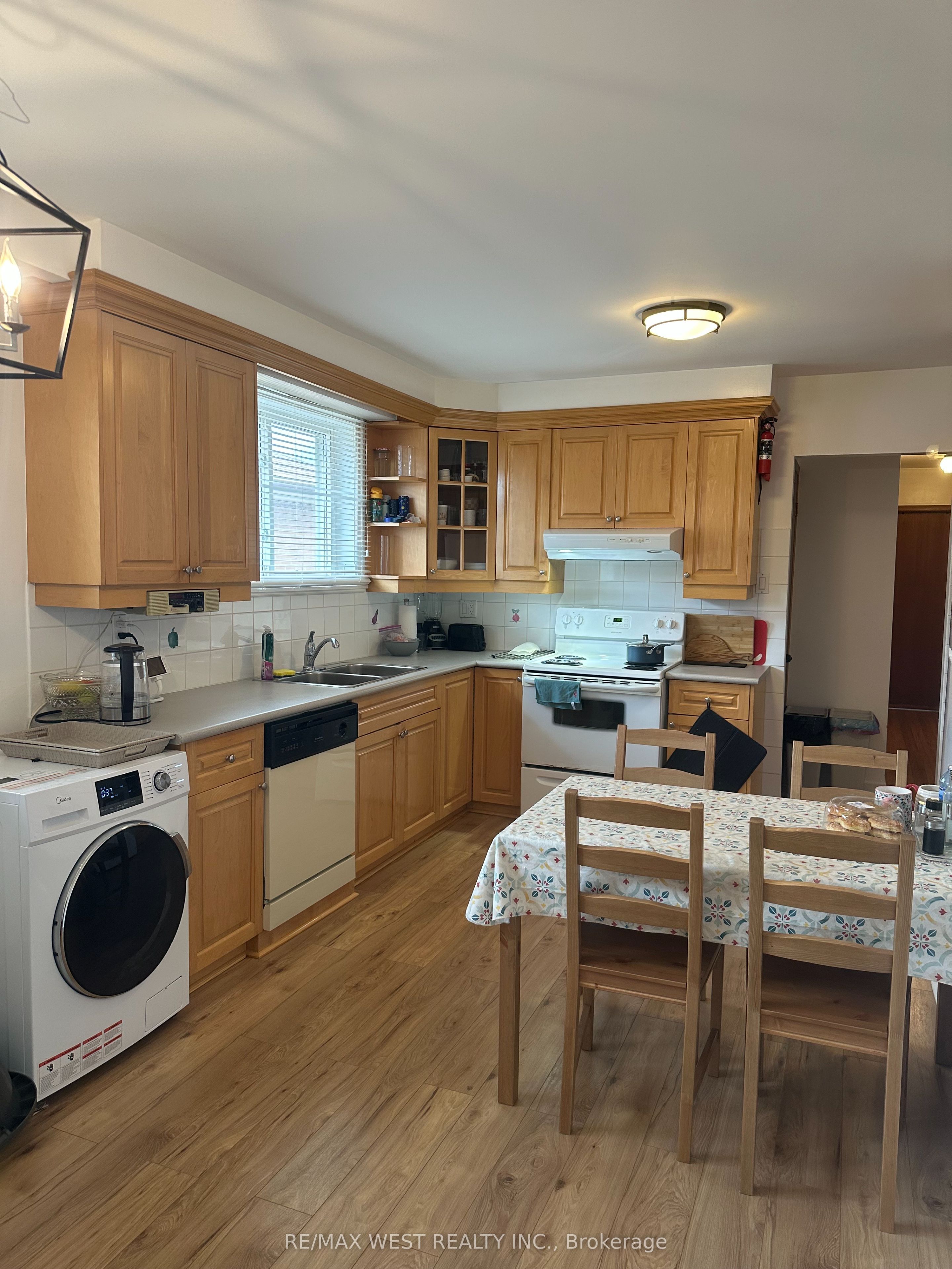 #upper - 769 Greenore Road Property Photo 4