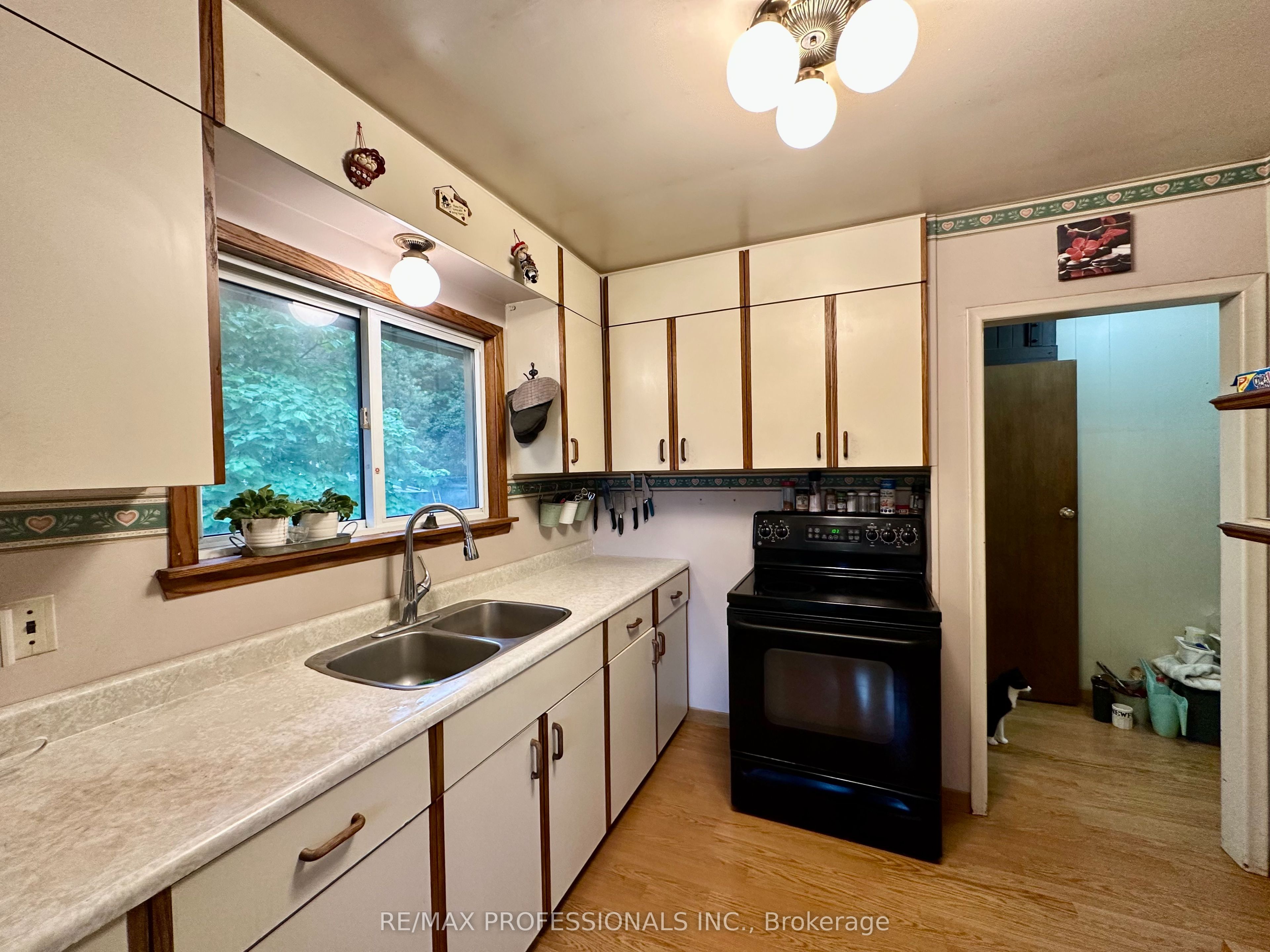13958 Trafalgar Road Property Photo 8