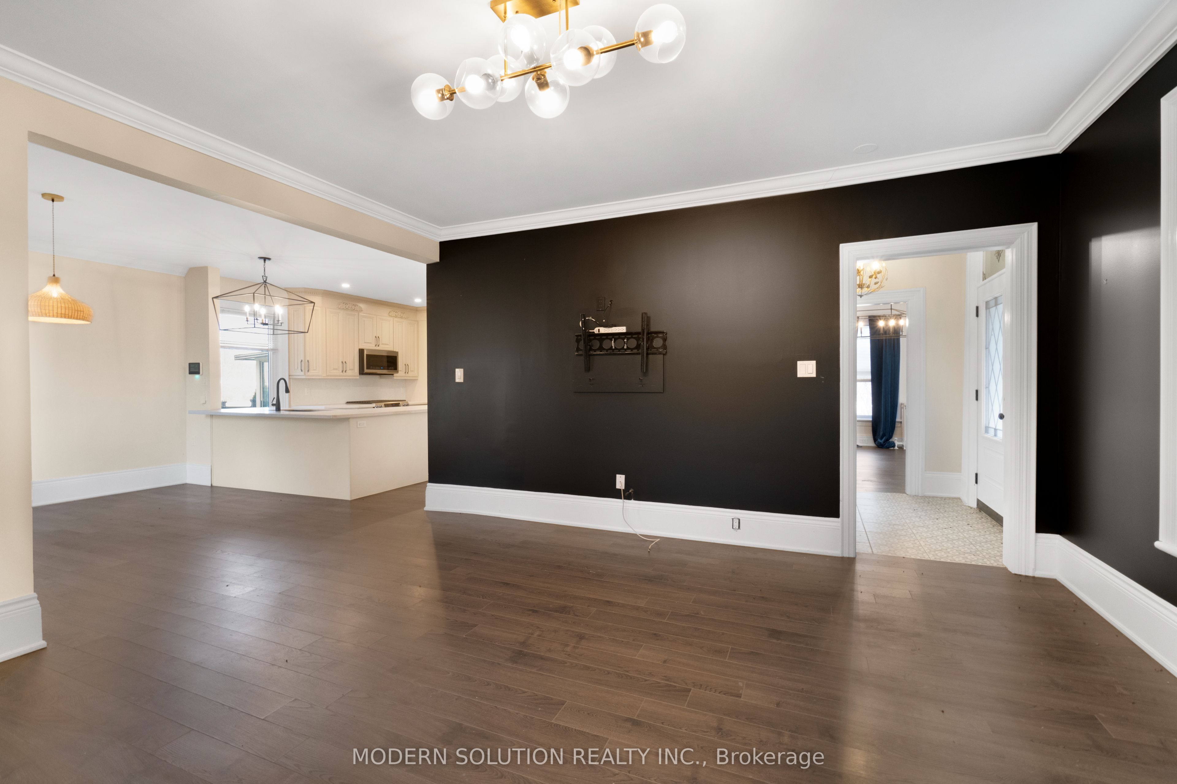 3015 Dundas Street Property Photo 6