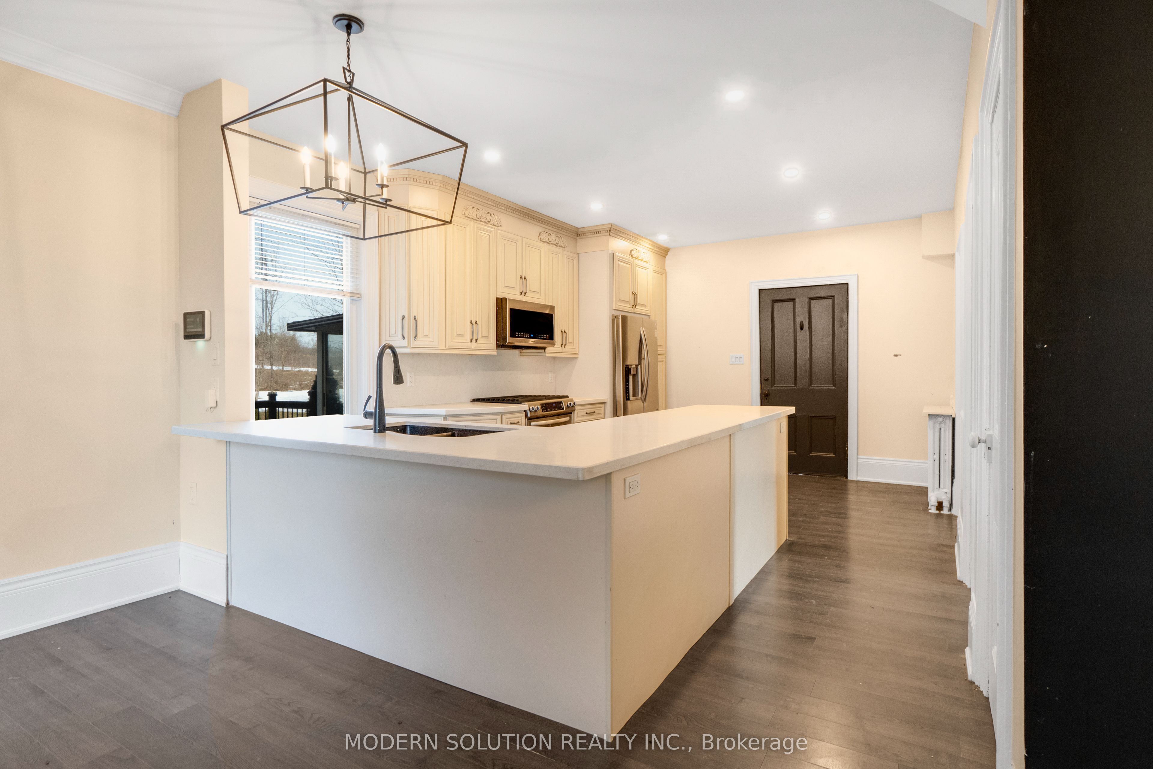 3015 Dundas Street Property Photo 7