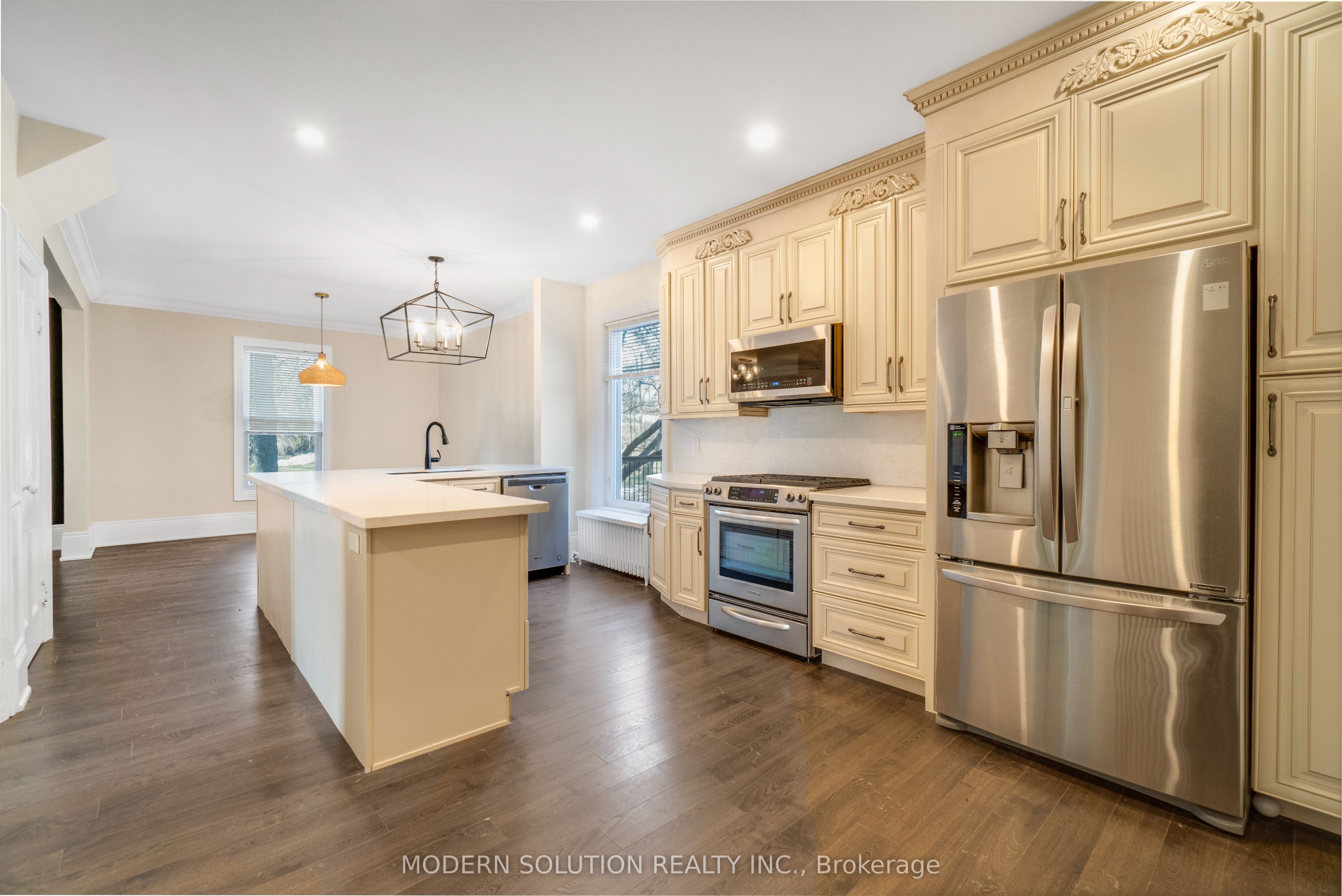 3015 Dundas Street Property Photo 8