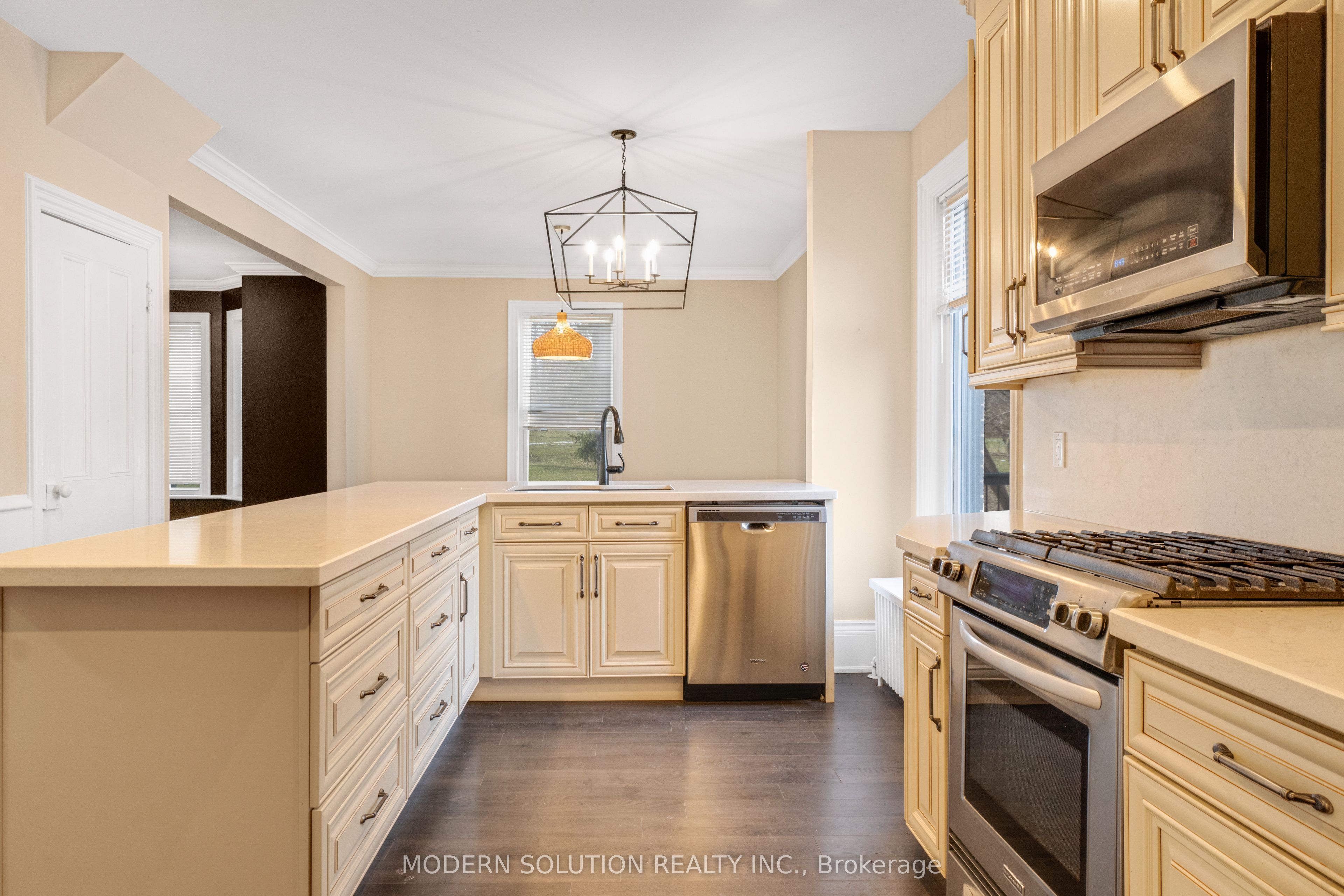 3015 Dundas Street Property Photo 9
