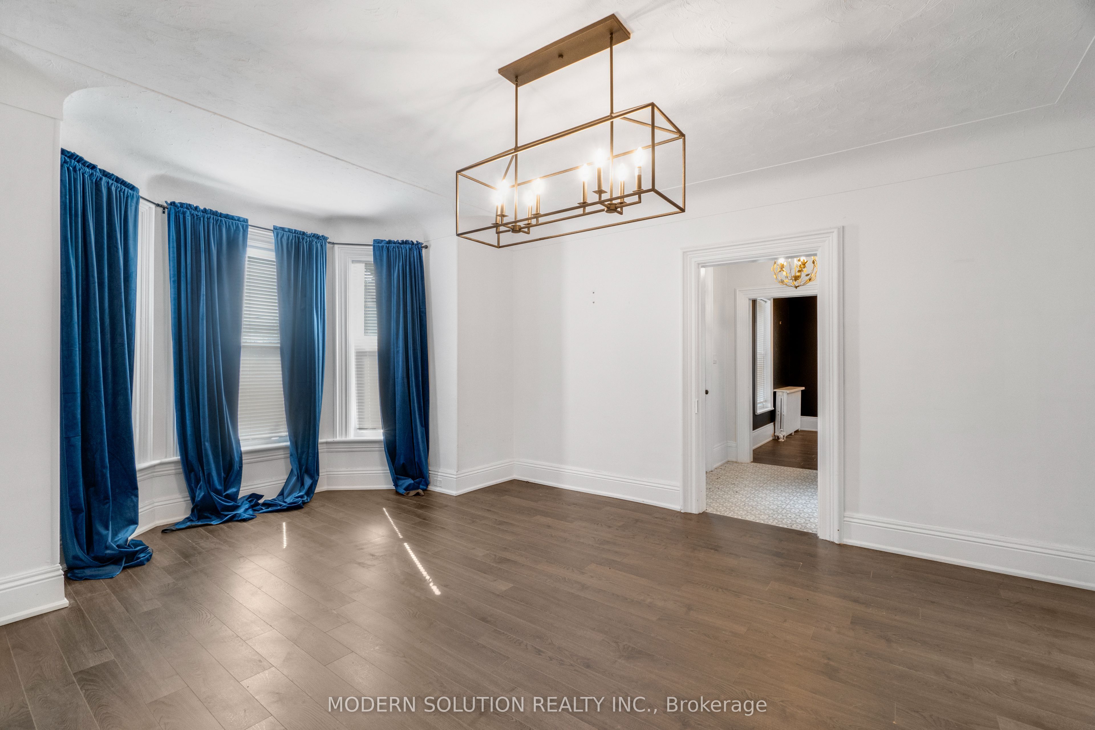 3015 Dundas Street Property Photo 12