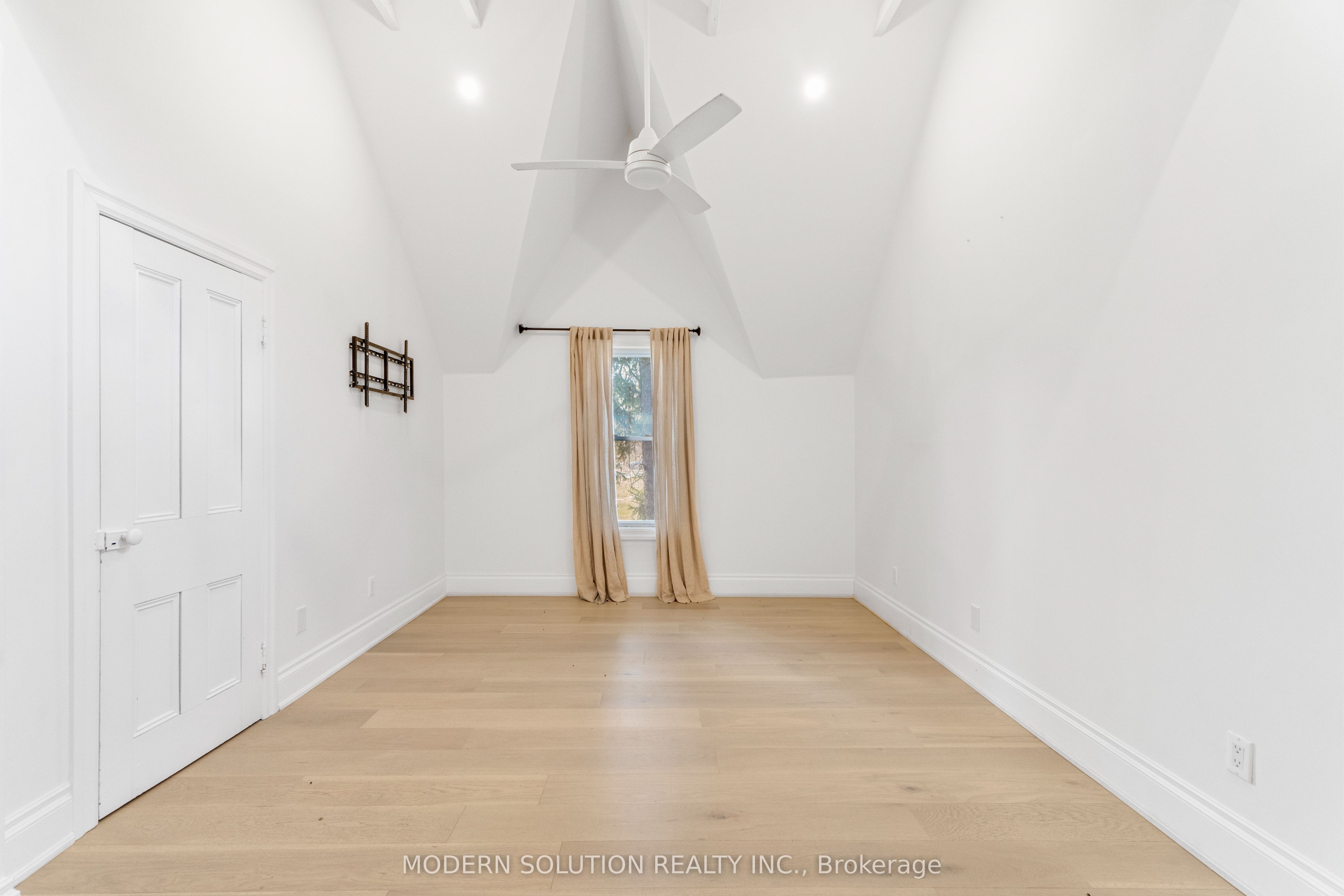 3015 Dundas Street Property Photo 14