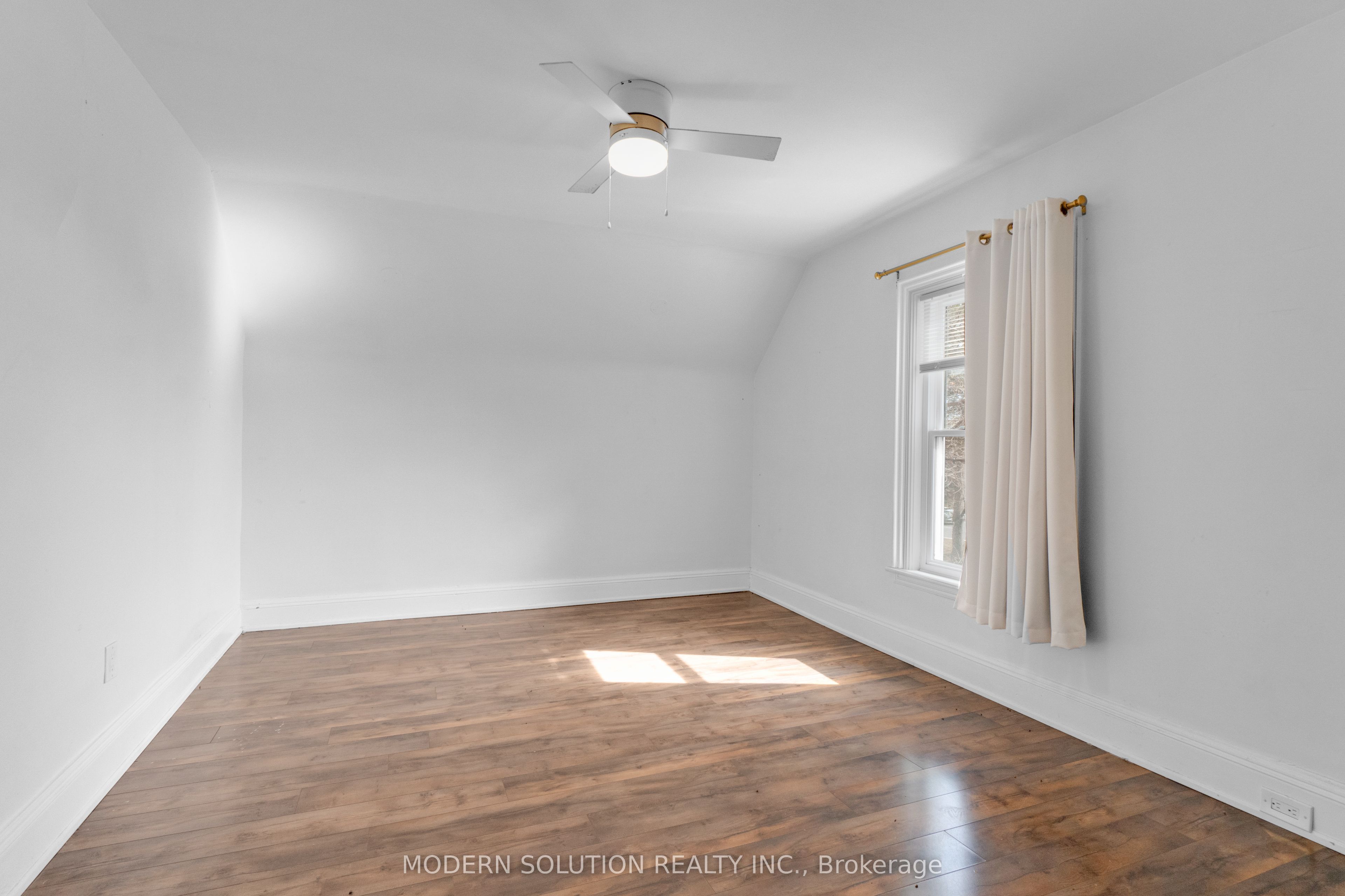 3015 Dundas Street Property Photo 20