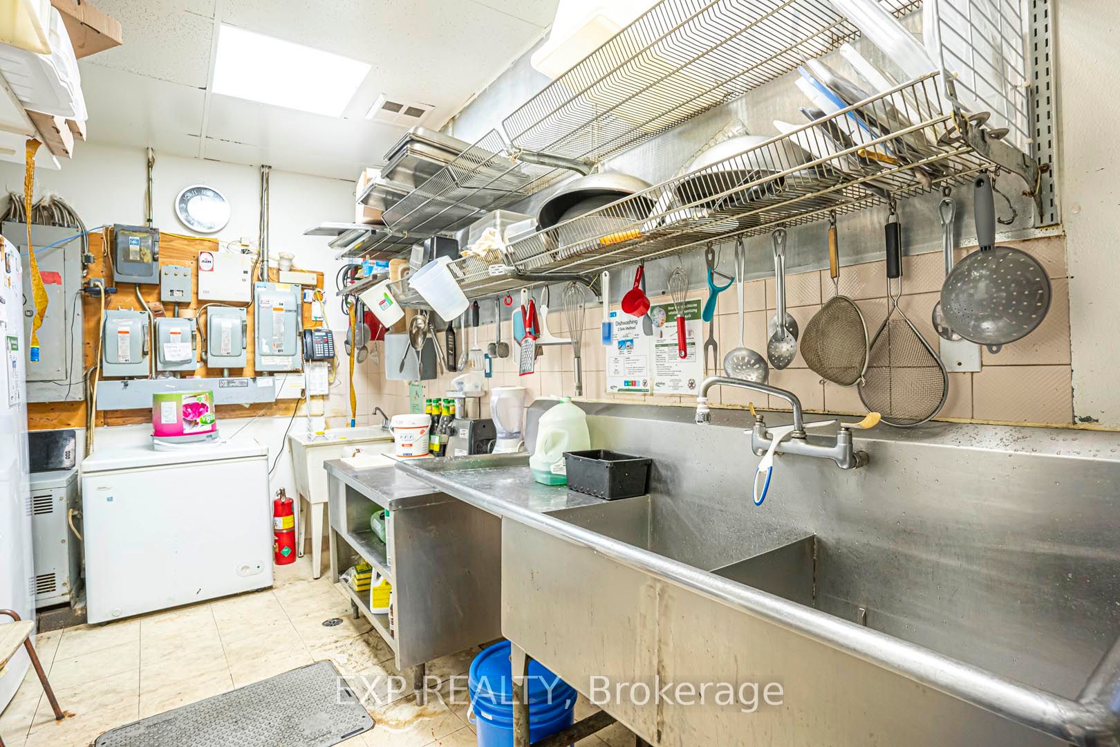 #8 - 2828 Kingsway Drive Property Photo 22