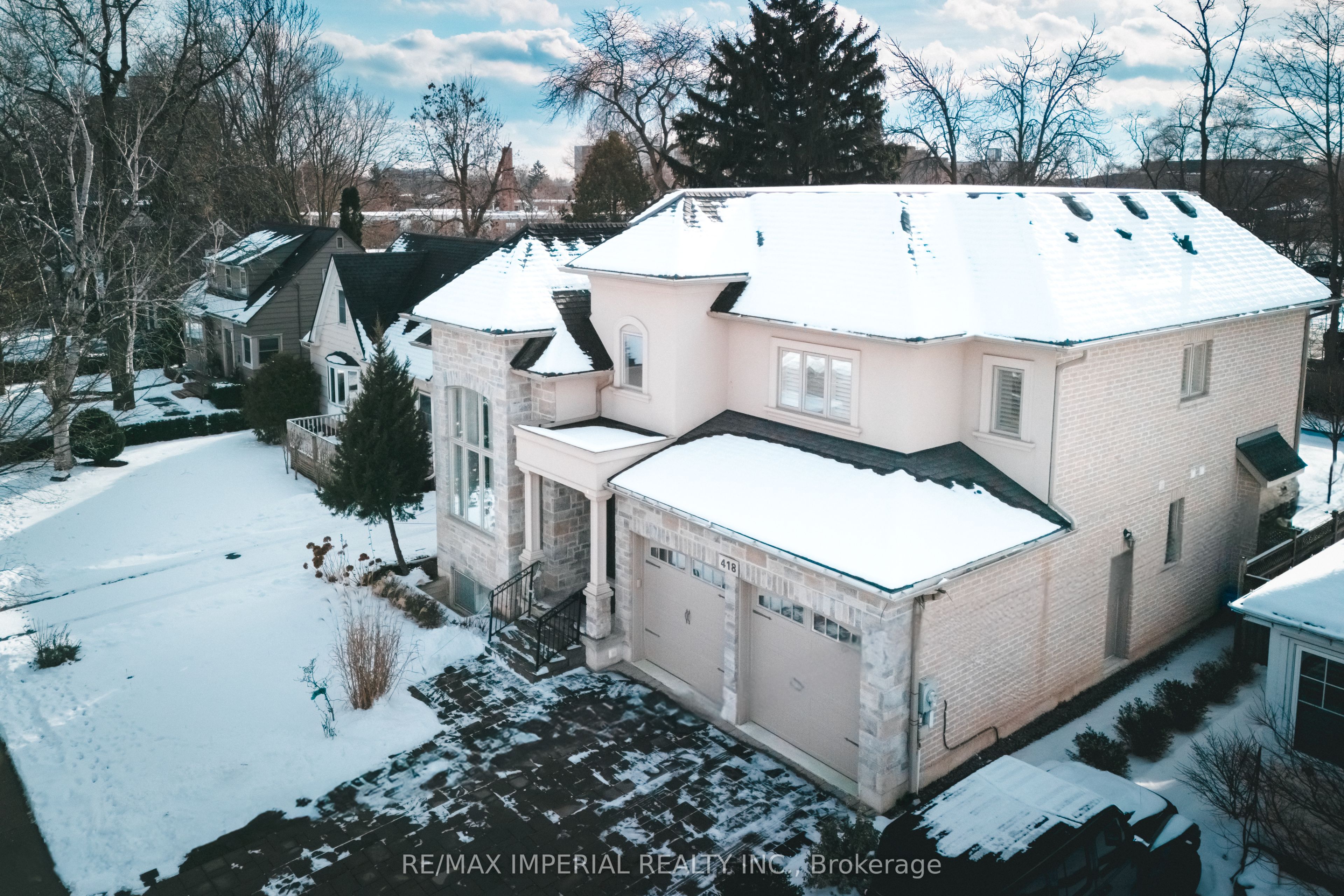 418 Queen Mary Drive Property Photo 3