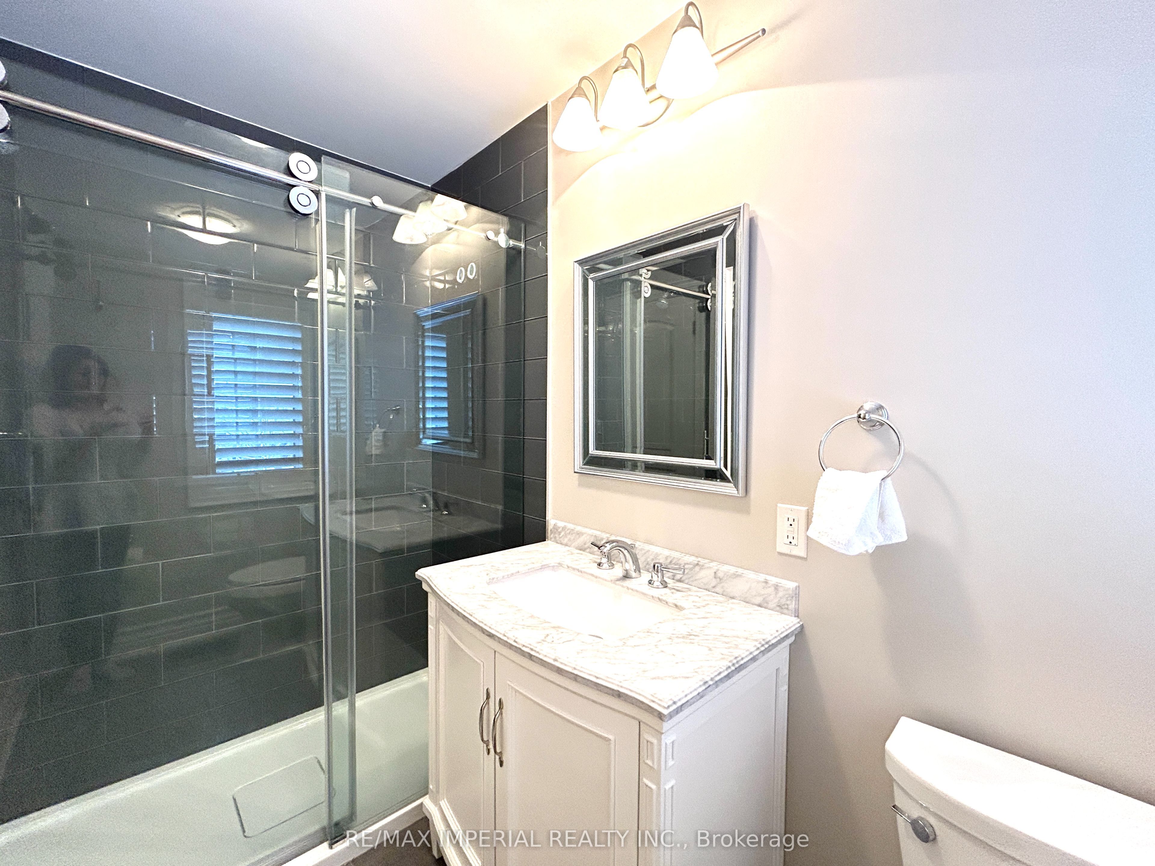 418 Queen Mary Drive Property Photo 33