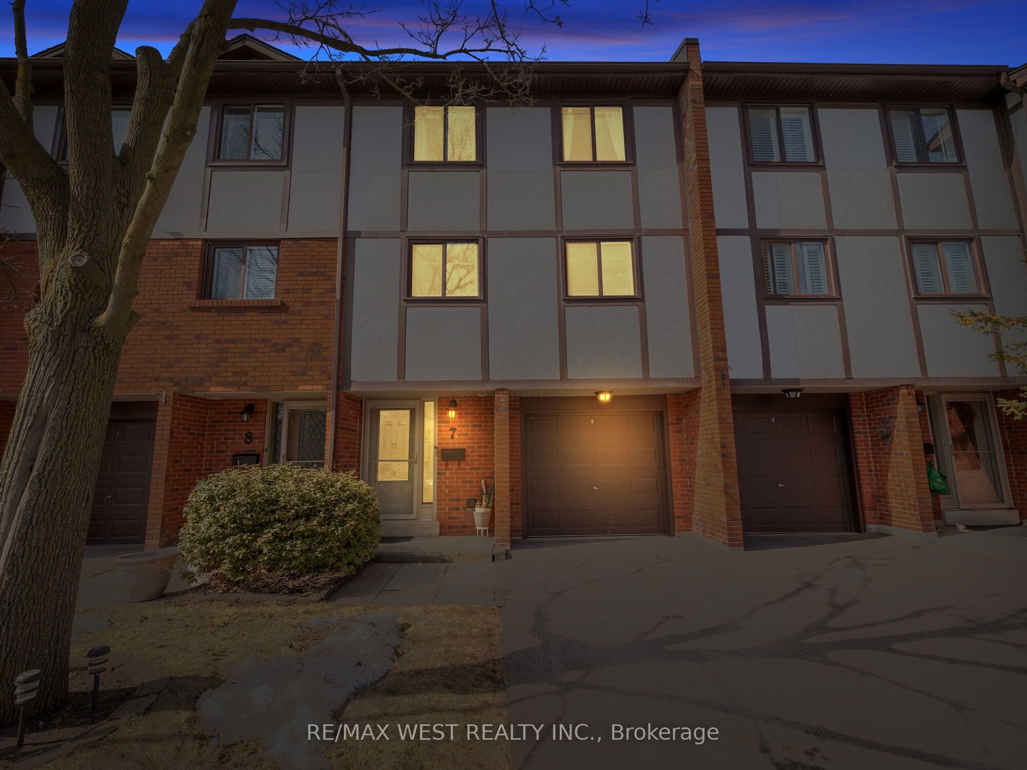 #7 - 4165 Fieldgate Drive Property Photo 4