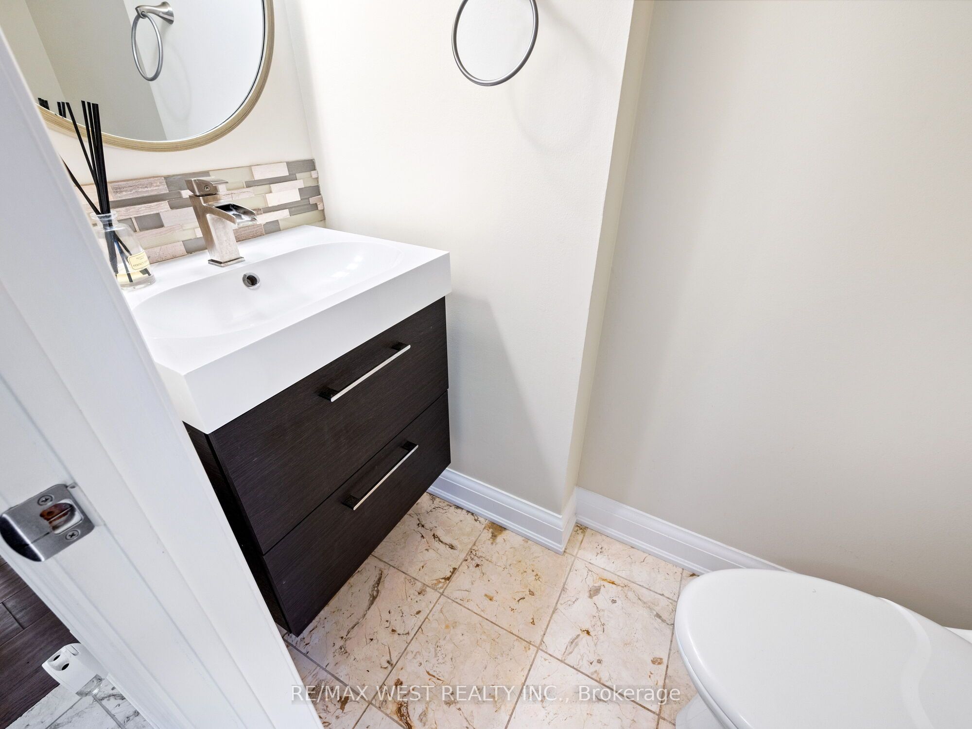#7 - 4165 Fieldgate Drive Property Photo 6