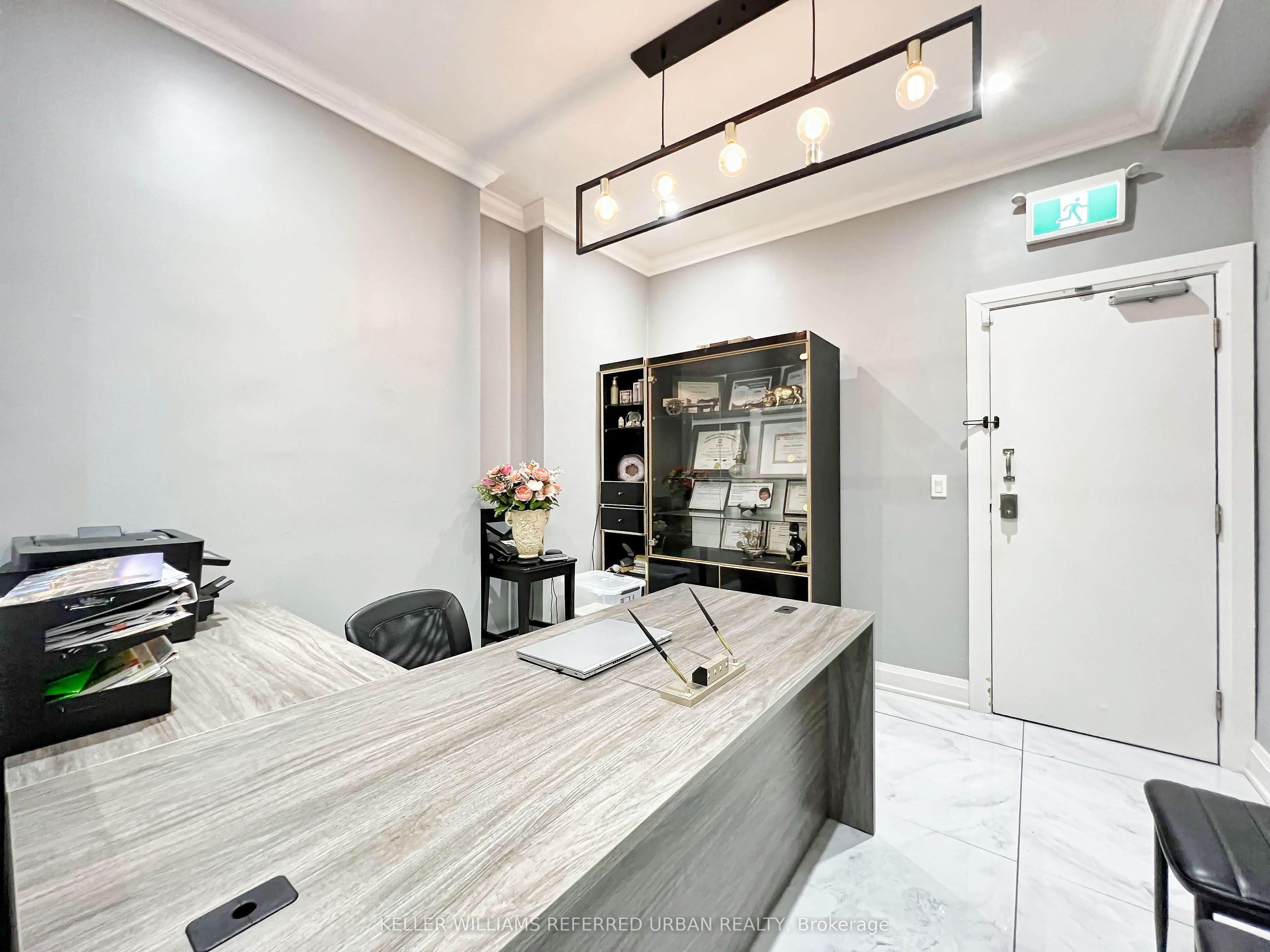 2544 Eglinton Avenue Property Photo 12