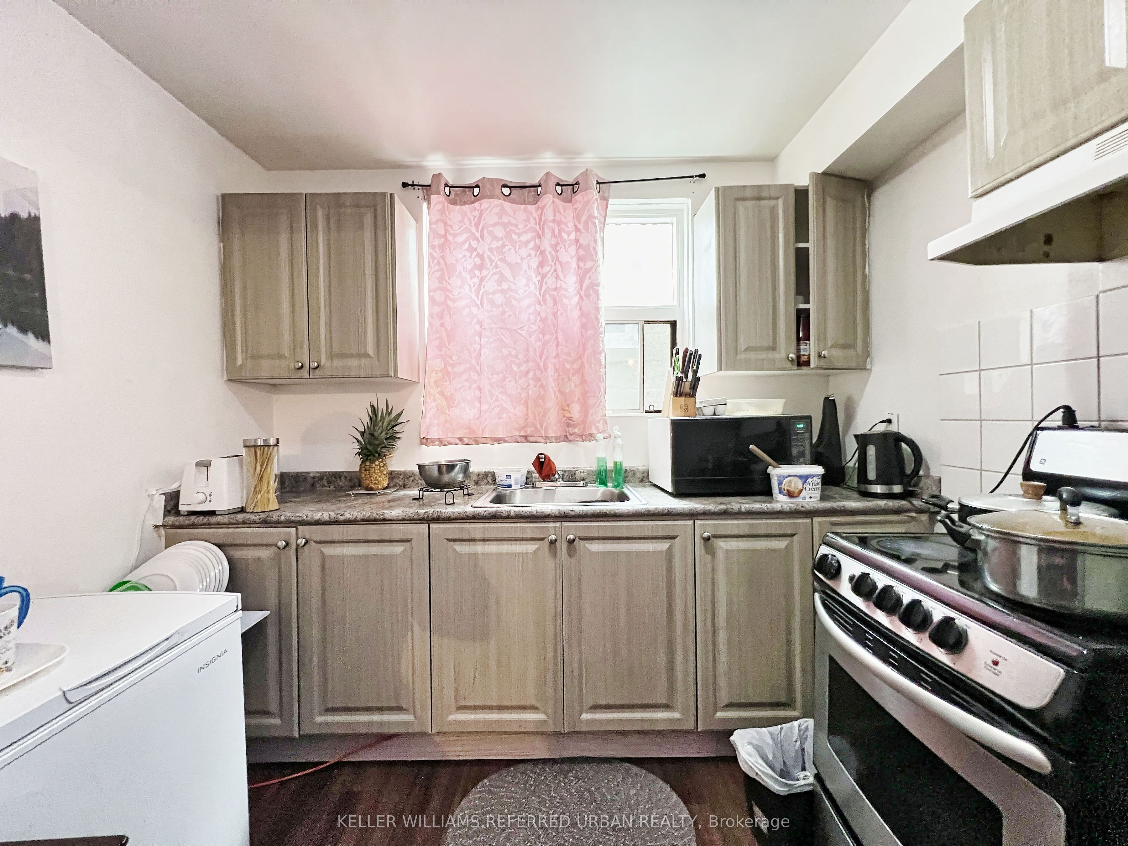 2544 Eglinton Avenue Property Photo 26