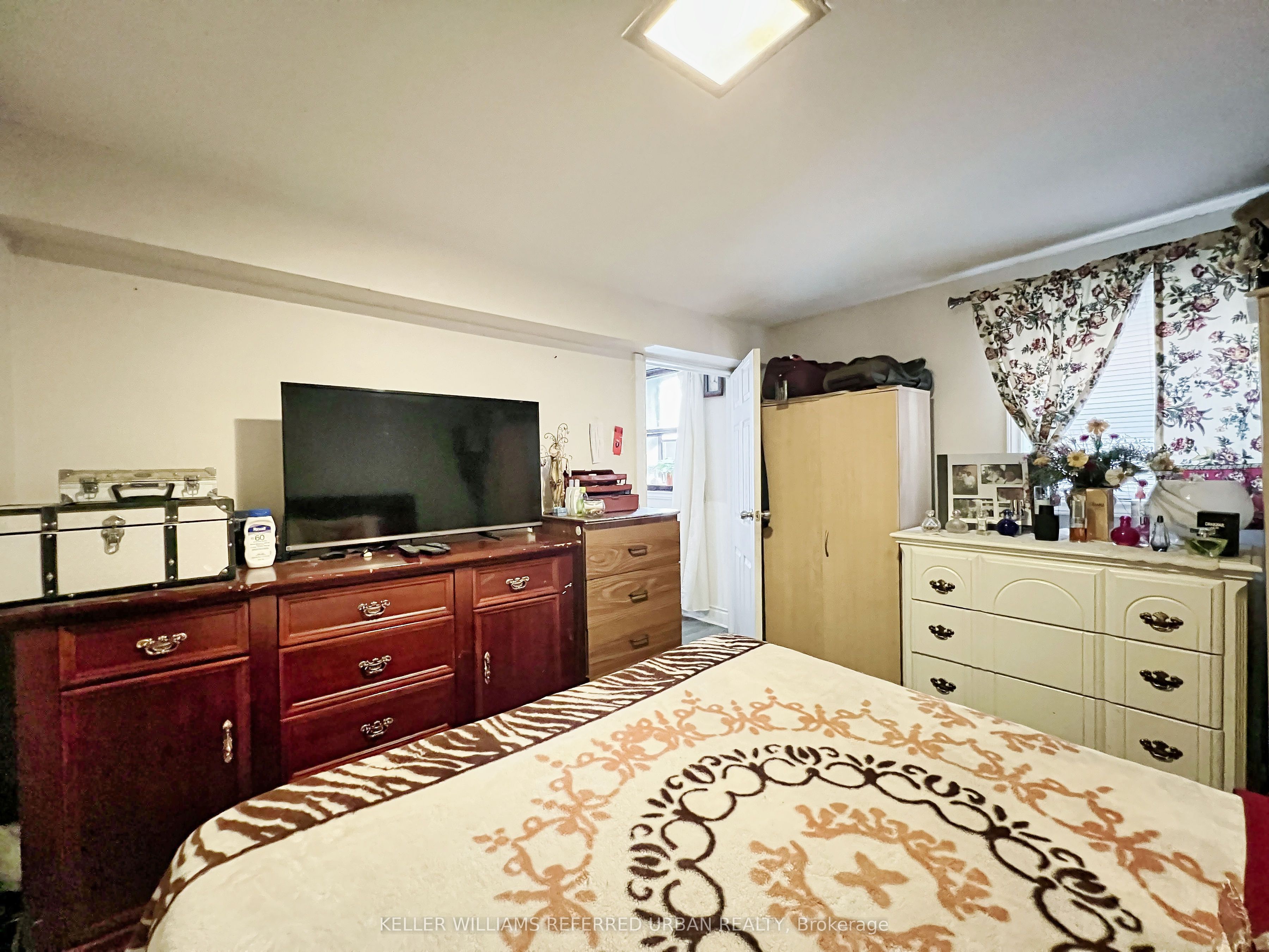 2544 Eglinton Avenue Property Photo 37