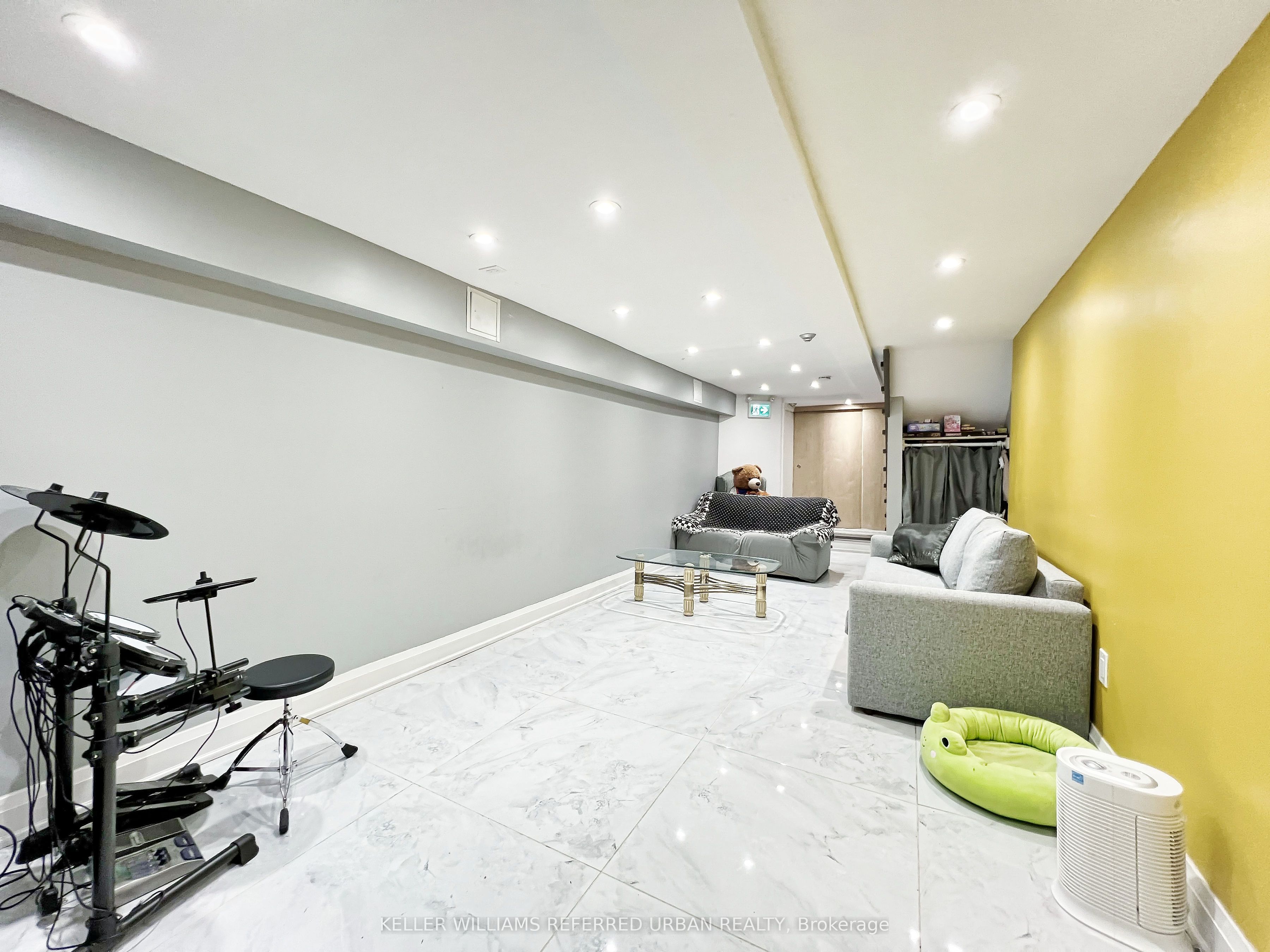 2544 Eglinton Avenue Property Photo 50