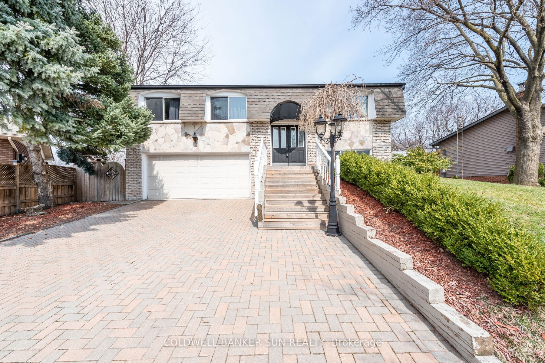 2483 Yarmouth Crescent Property Photo