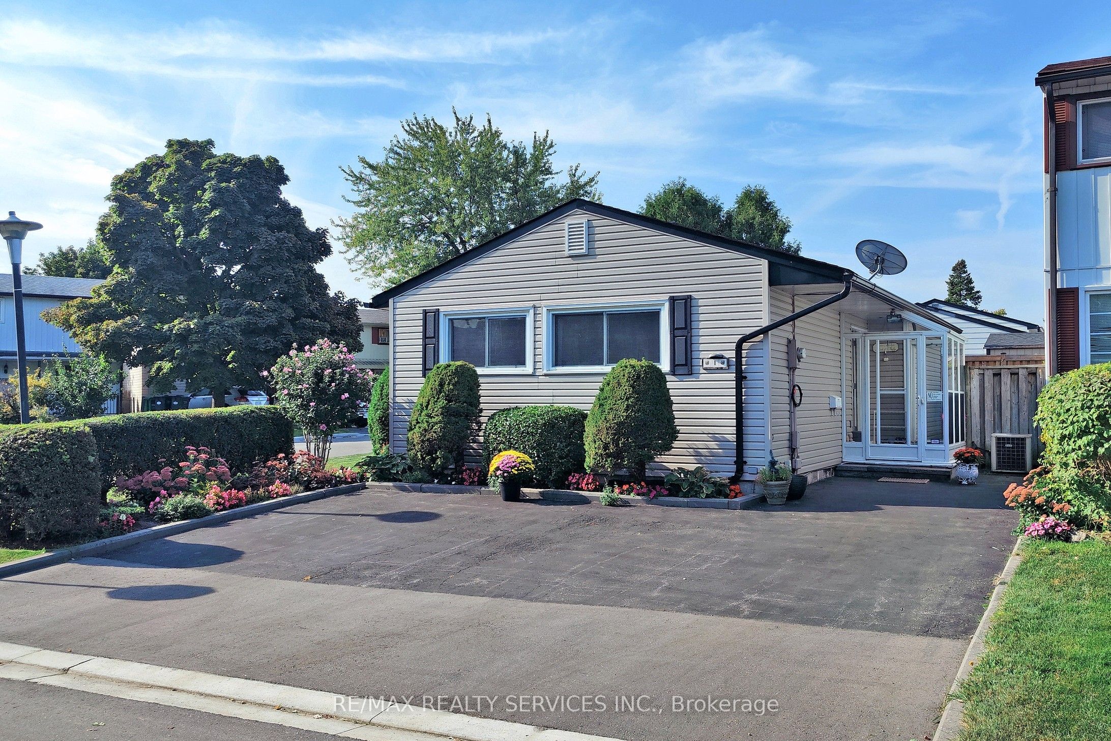 1 Hollowood Court Property Photo 1