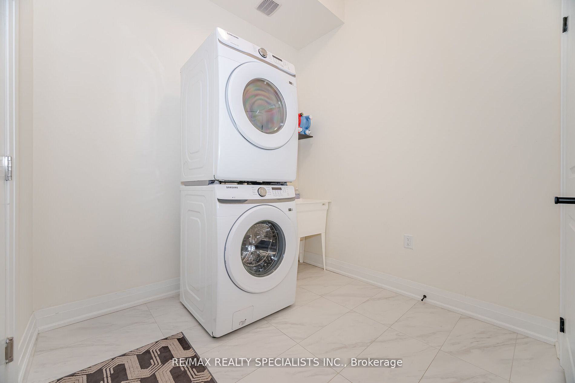 18 Eastman Drive Property Photo 16