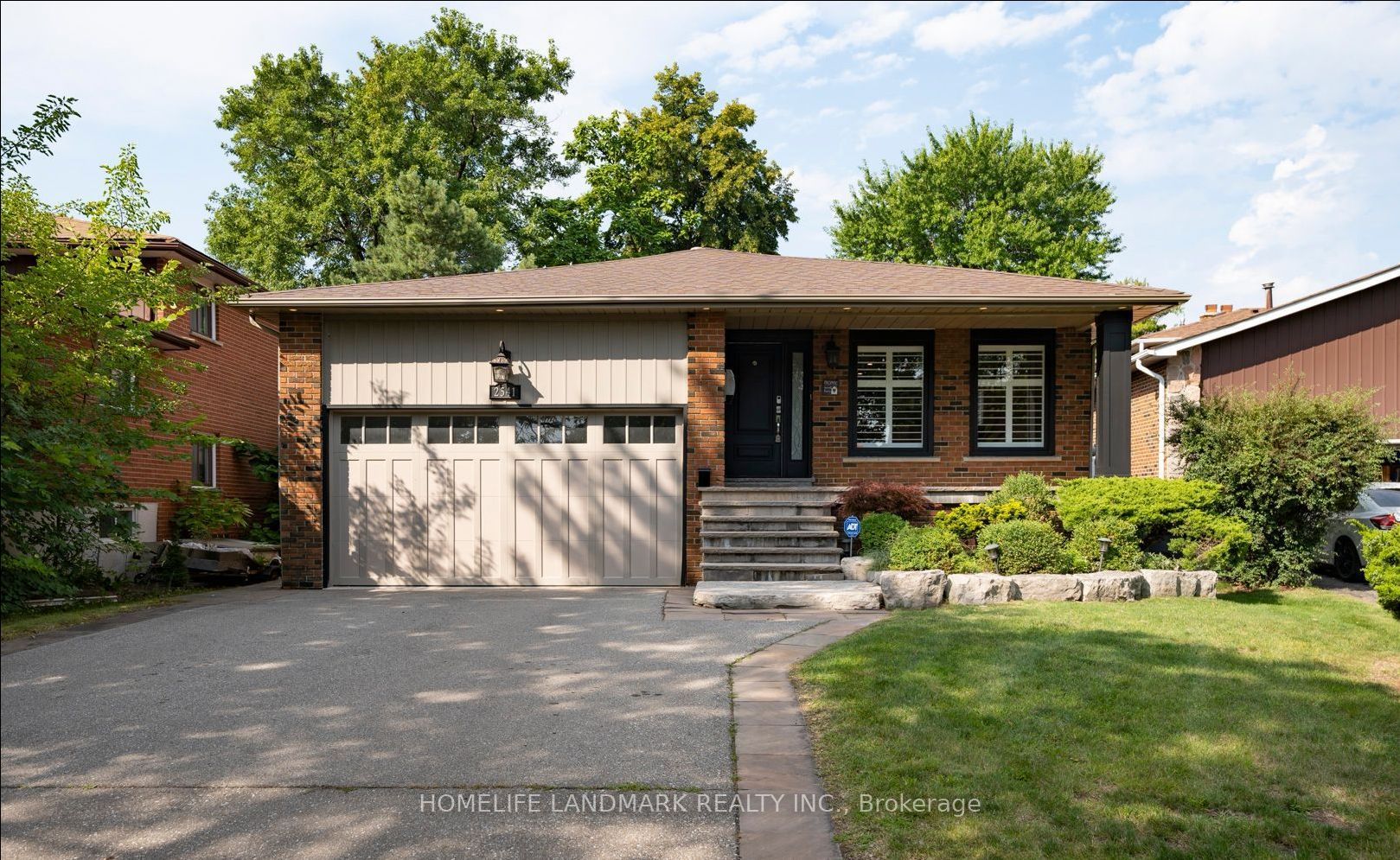 2541 Poplar Crescent Property Photo 1