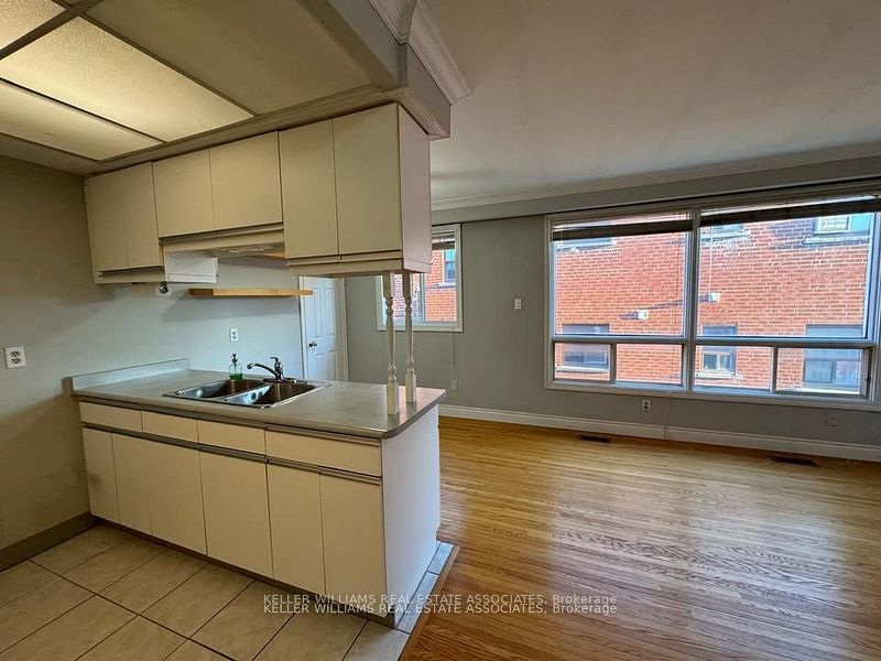 308 Lakeshore Road E 2 Property Photo 3