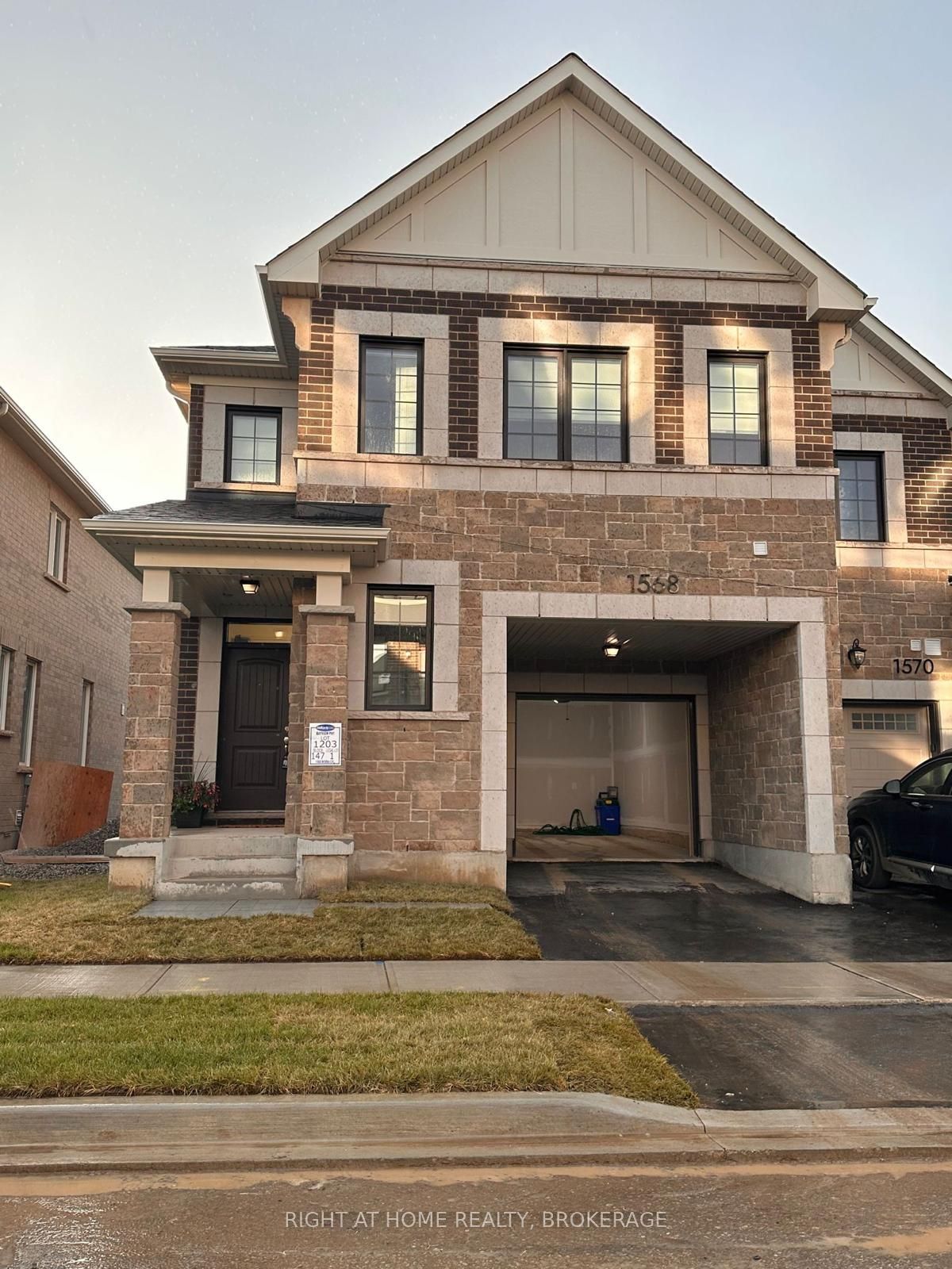 1568 Moira Crescent Property Photo