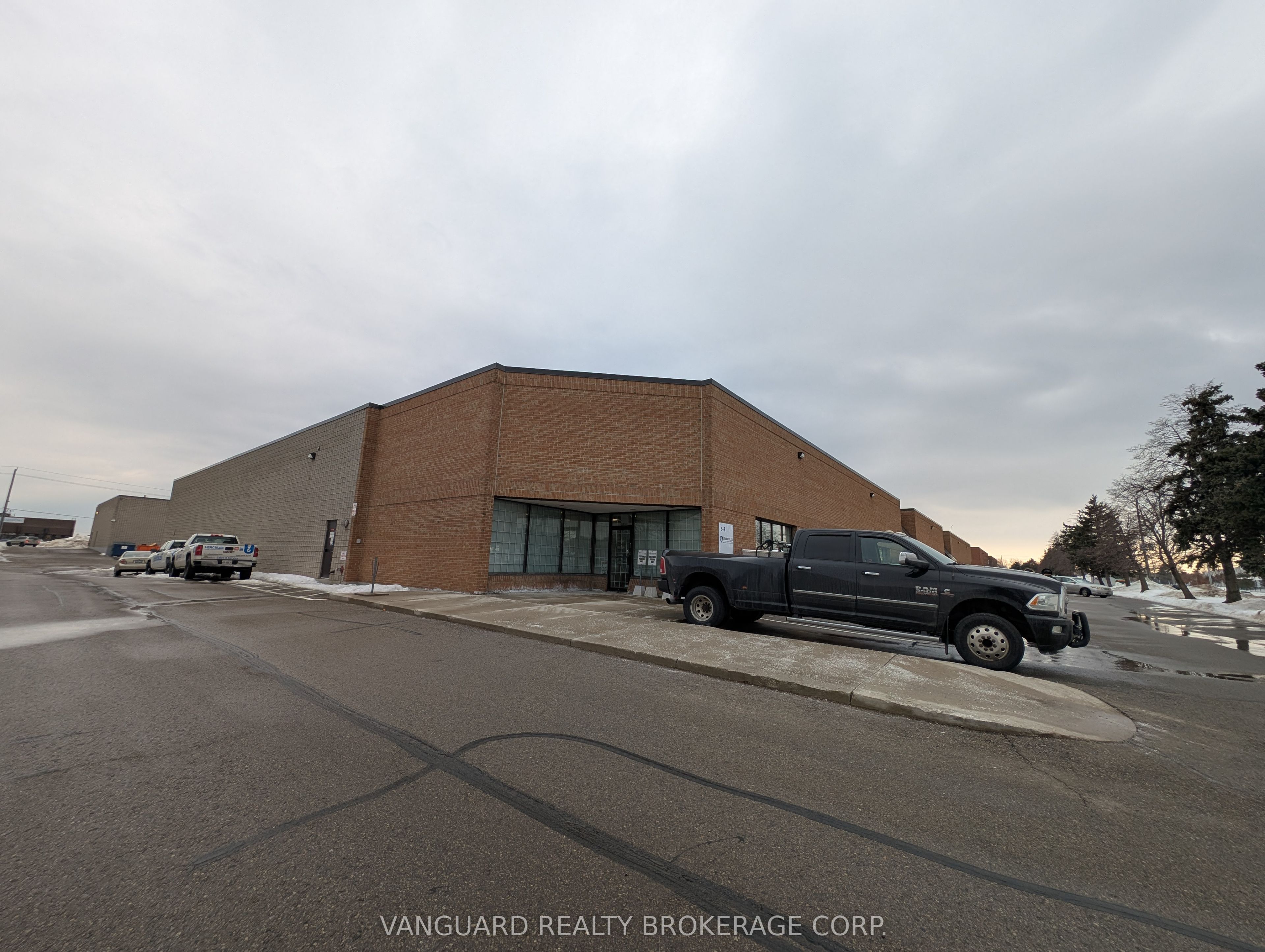 #8 - 1750 Courtneypark Drive Property Photo 1