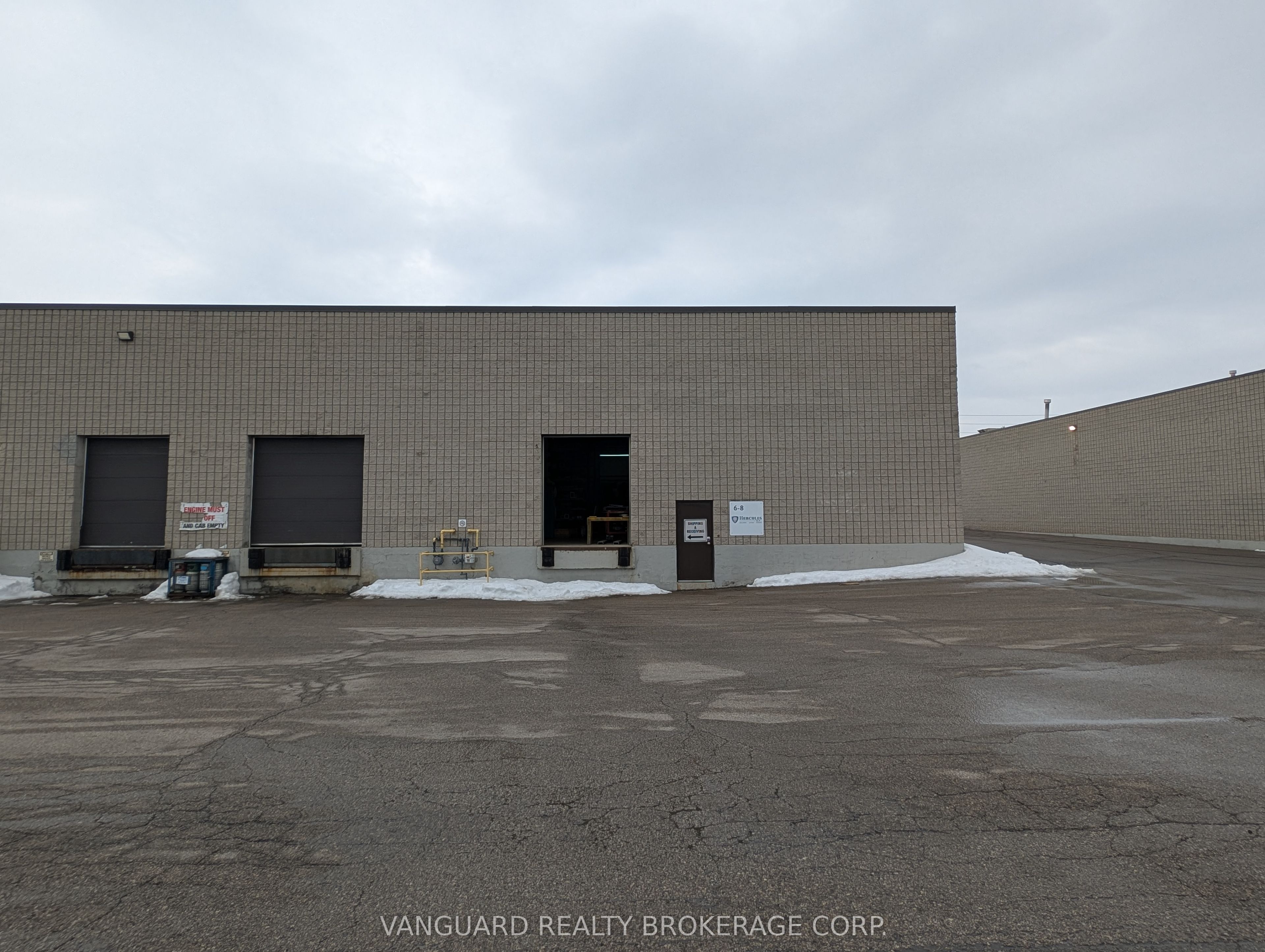 #8 - 1750 Courtneypark Drive Property Photo 2
