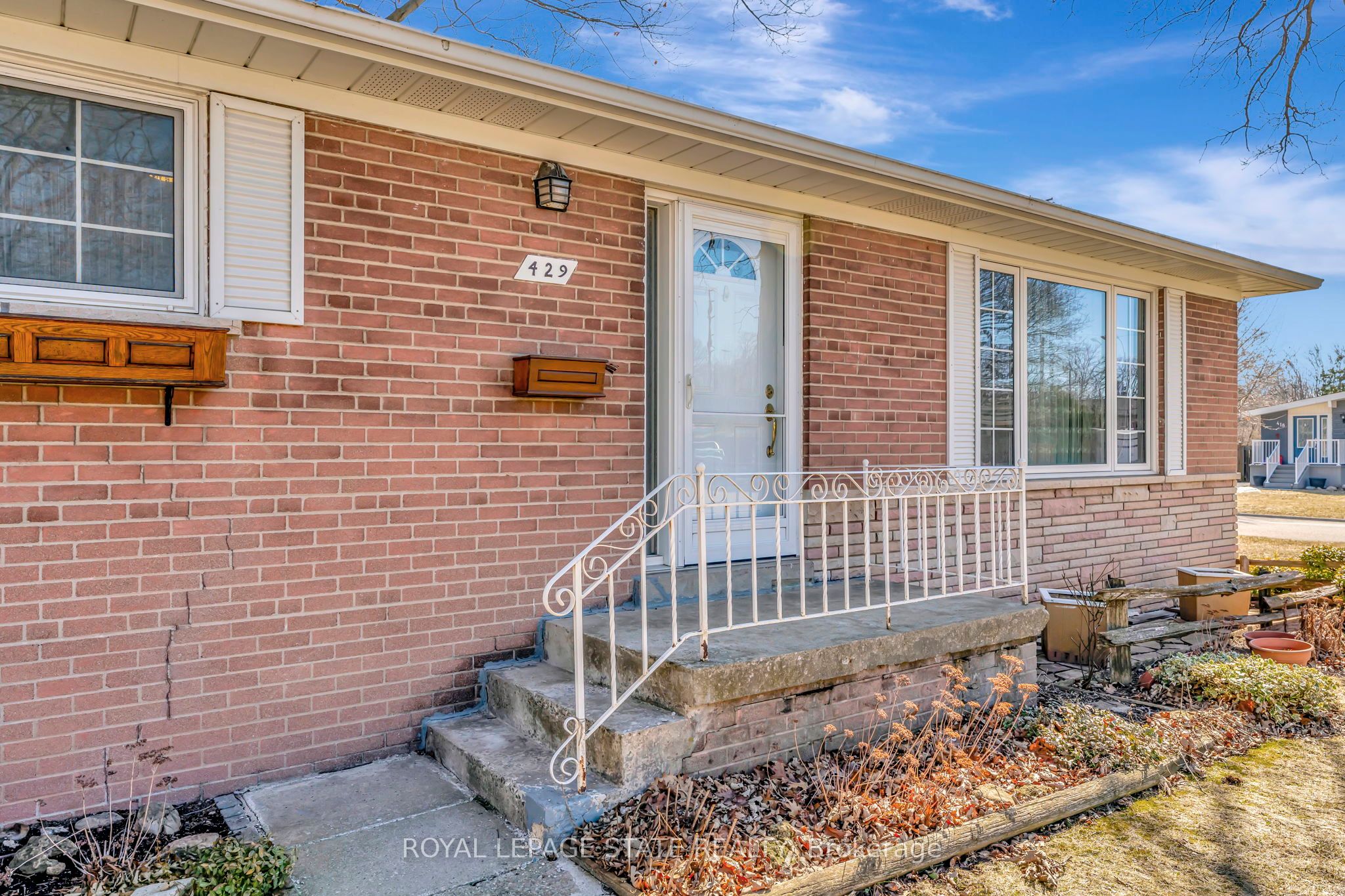 429 Norrie Crescent Property Photo 1