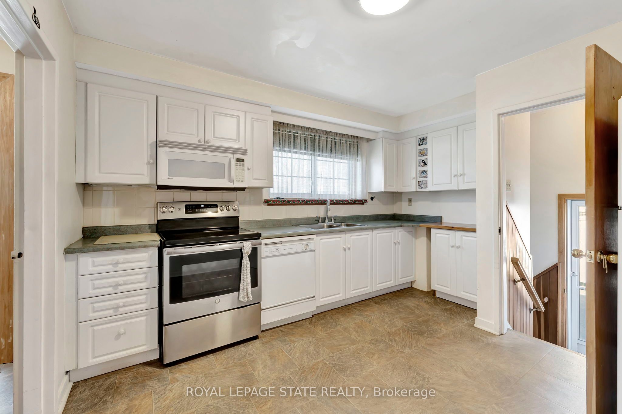 429 Norrie Crescent Property Photo 9