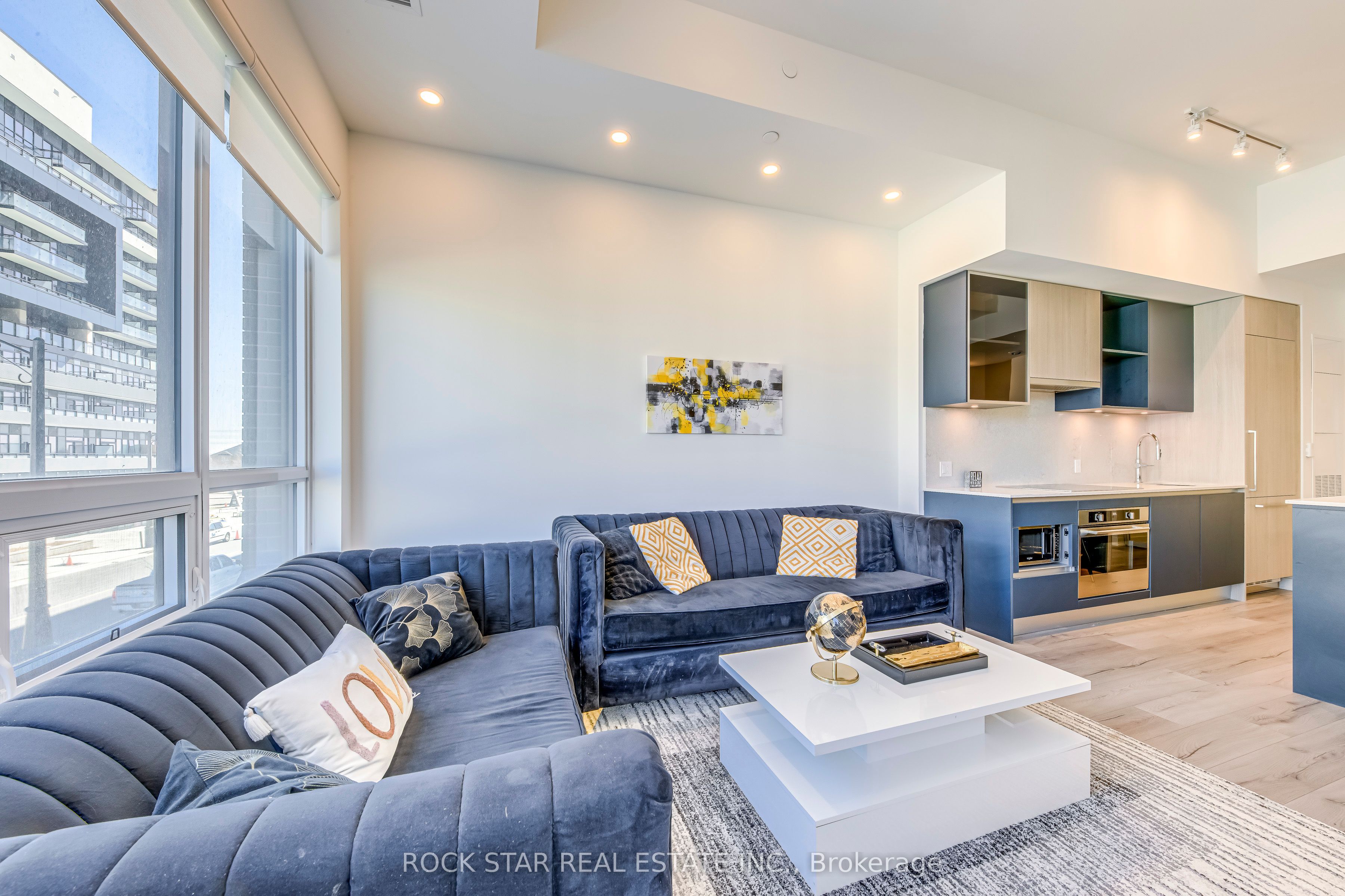 405 Dundas St W Property Photo