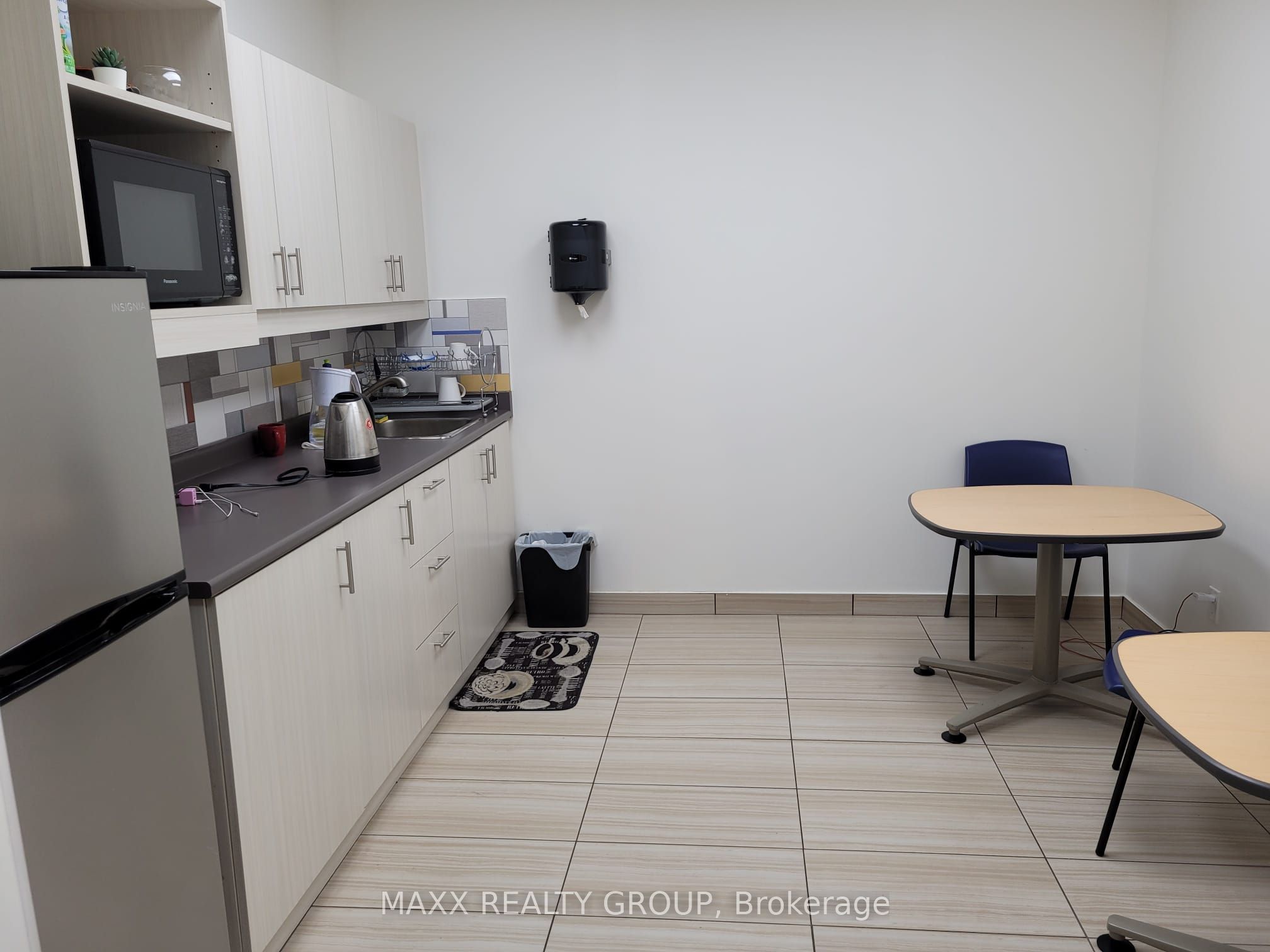 #3 - 4665 Central Parkway Property Photo 6