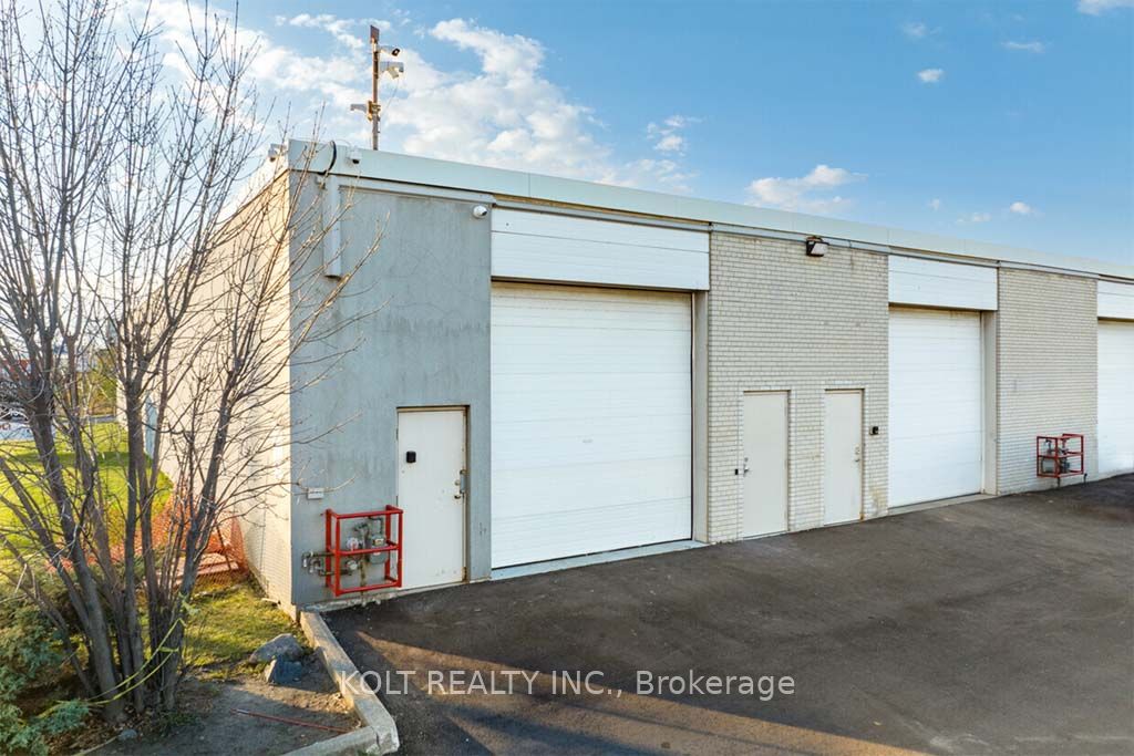#8/9 - 1040 Martin Grove Road Property Photo 4